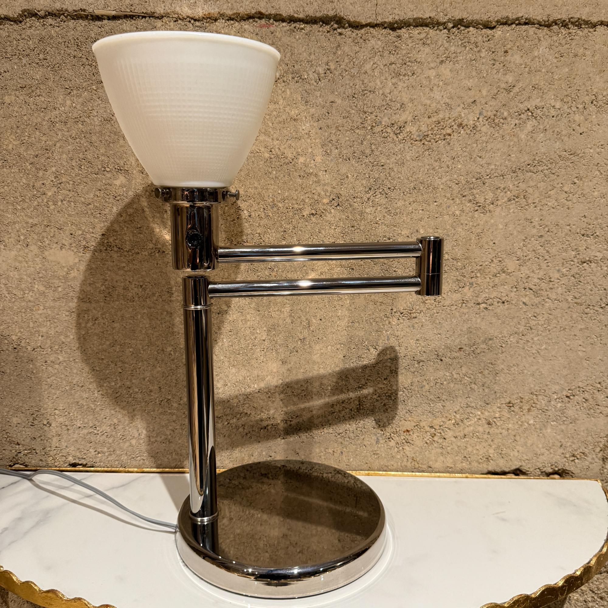 Zu Ihrer Information, ein modernes Modell aus der Mitte des Jahrhunderts  designed by Nessen verchromte Schreibtischlampe oder Tischlampe mit Schwenkarm. Inklusive Glasschirm, keine anderen Schirme erhältlich. Stempel des Herstellers. 

Abmessungen: