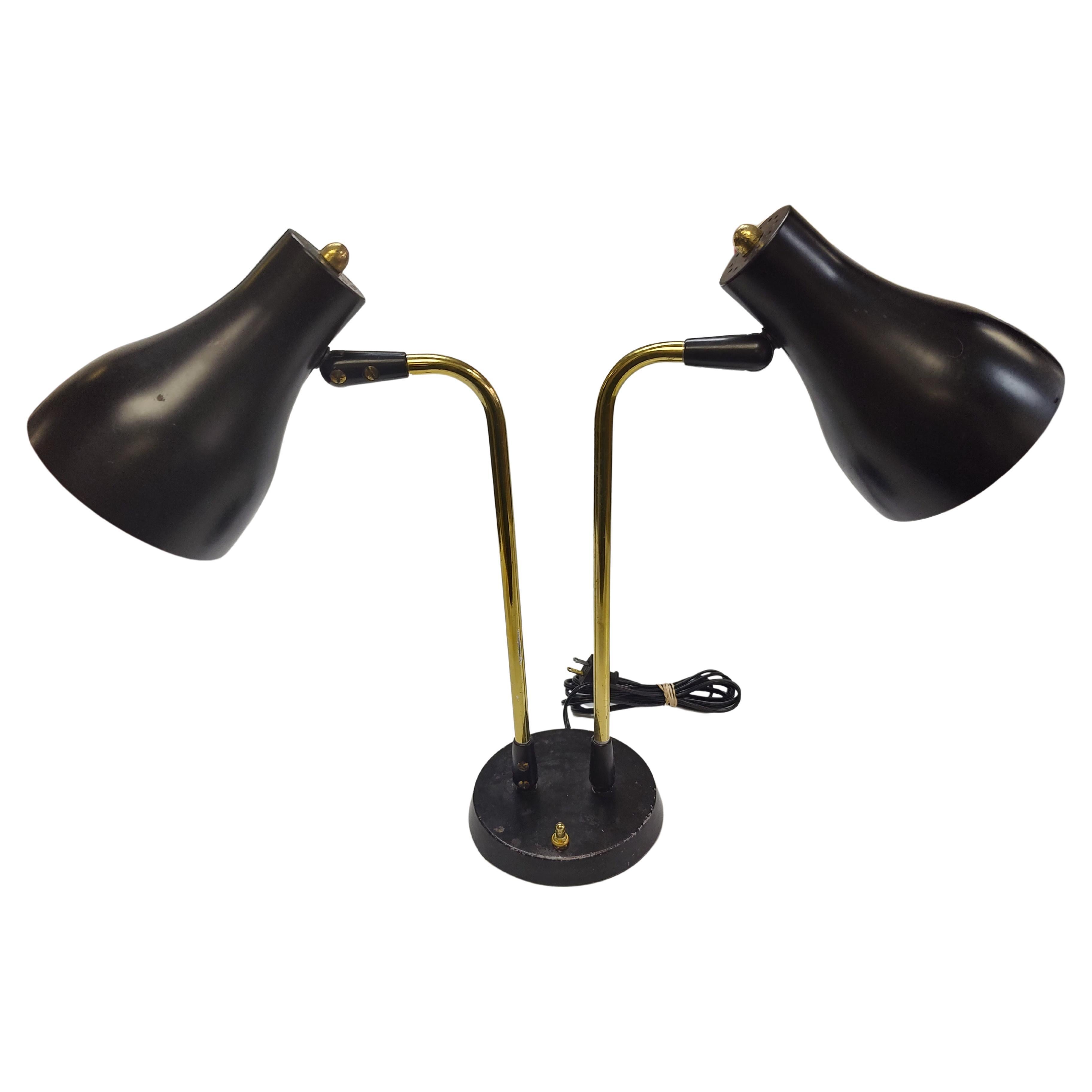 Fabelhafte Mid-Century Modern Doppelkopf Schreibtischlampe. Großer Stil, Messingstiele mit lackiertem Sockel und Schirmen. Neue Verkabelung und 3-Wege-Schalter. In ausgezeichnetem Vintage-Zustand mit minimalen Gebrauchsspuren.