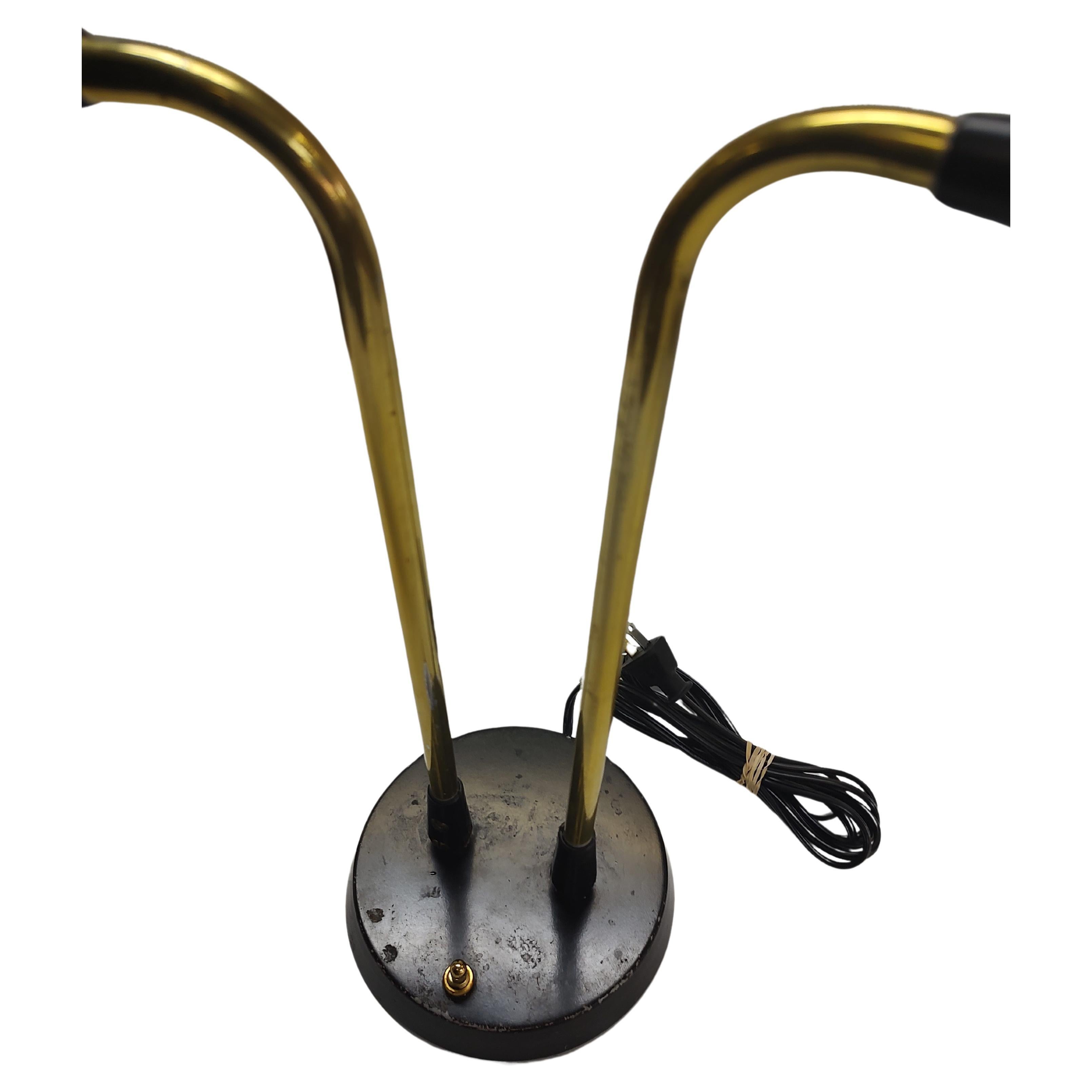 Mid-Century Modern Nessen Tischlampe mit zwei Köpfen (amerikanisch) im Angebot