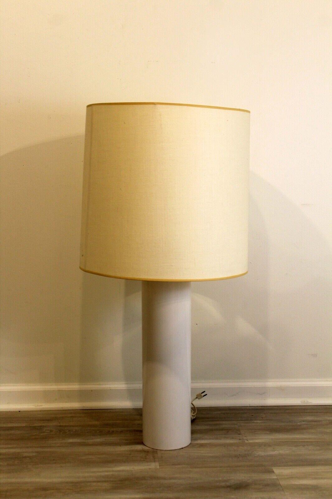 Le Shoppe Too presents this minimalist white tubular ceramic table lamp. Signed Nessen. In very good condition. Dimensions: 18.75