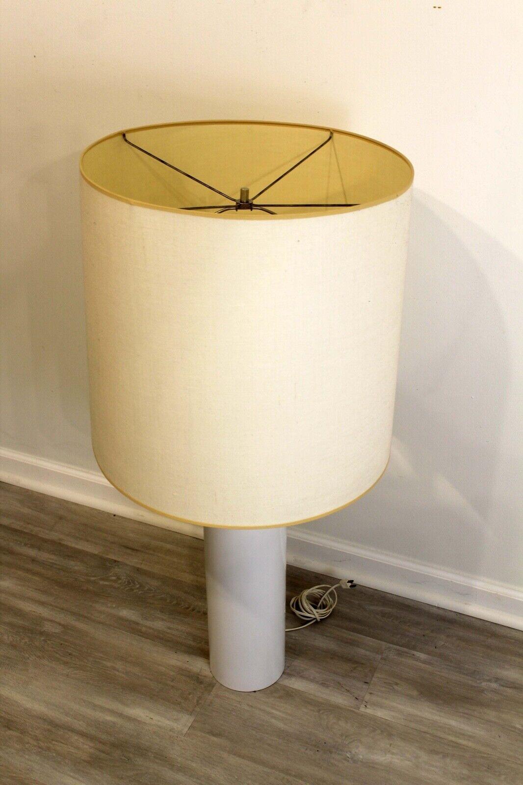 Mid-Century Modern Nessen Tubular Ceramic White Table Lamp In Good Condition For Sale In Keego Harbor, MI