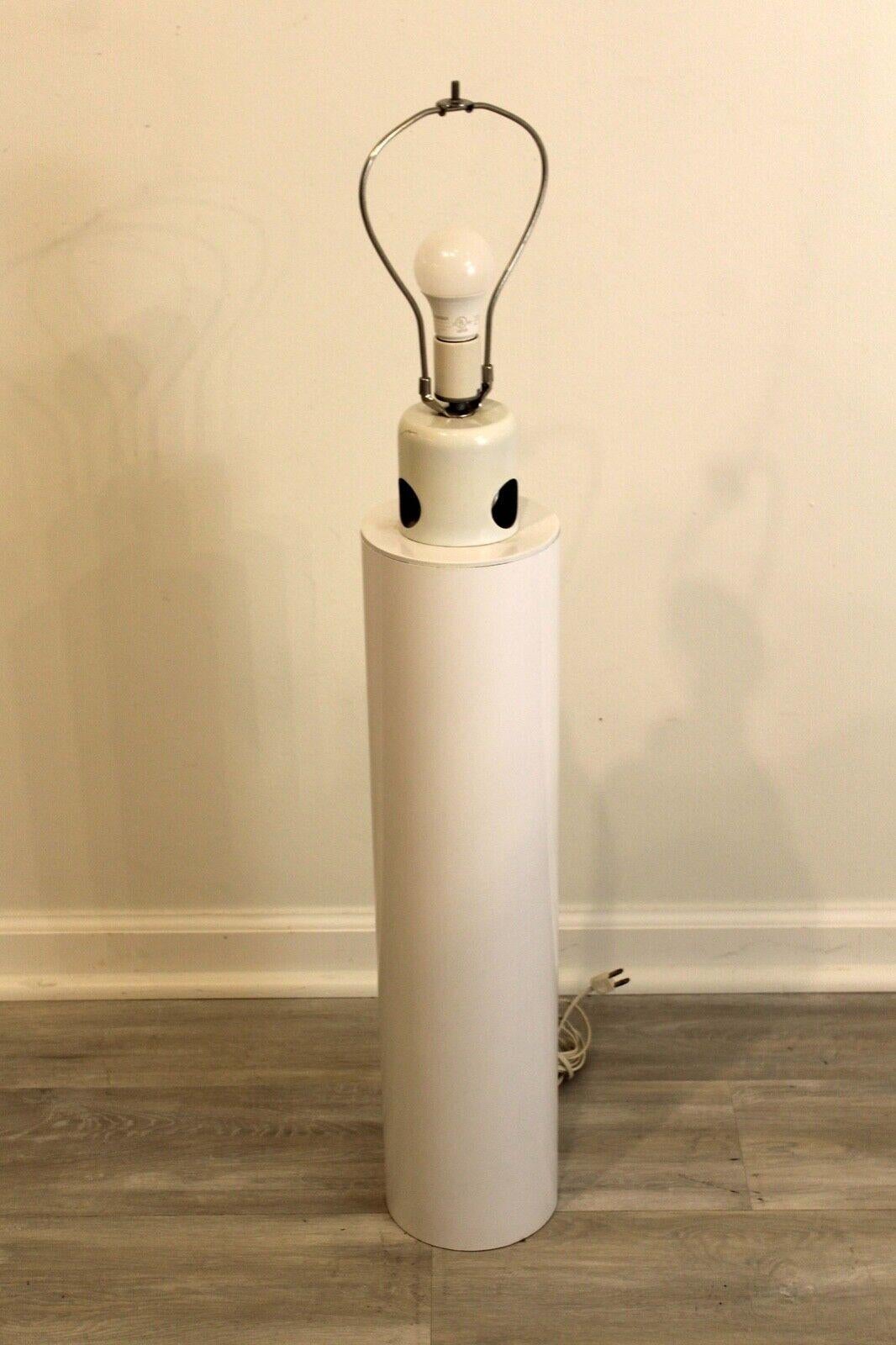 Mid-Century Modern Nessen Tubular Ceramic White Table Lamp For Sale 1