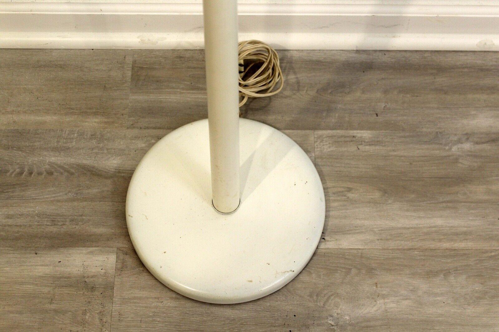 Mid-Century Modern Nessen White Metal Torchiere Floor Lamp In Good Condition In Keego Harbor, MI