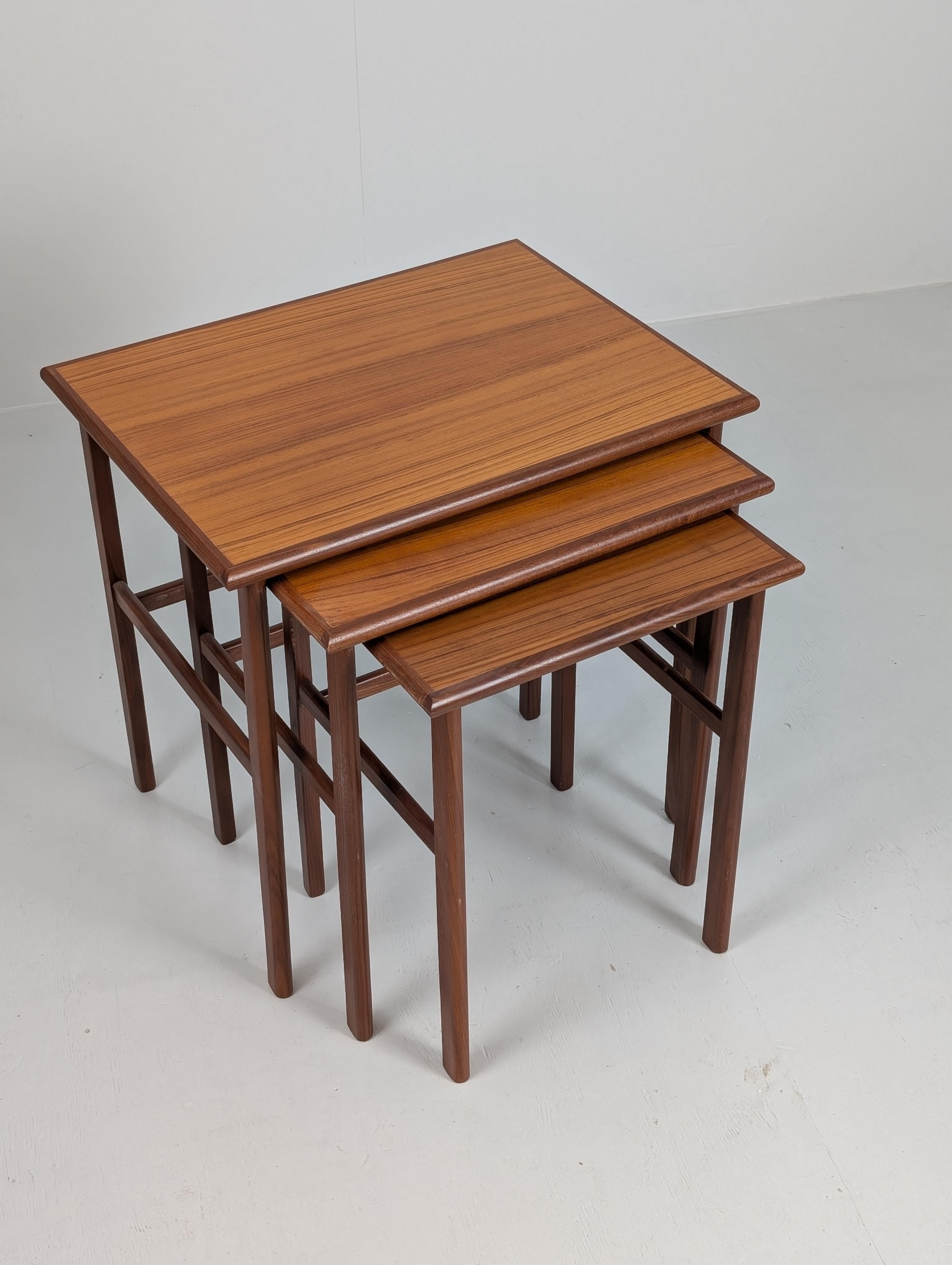 Table basse / d'appoint gigogne en teck, Finlande 1950s-60s en vente 3