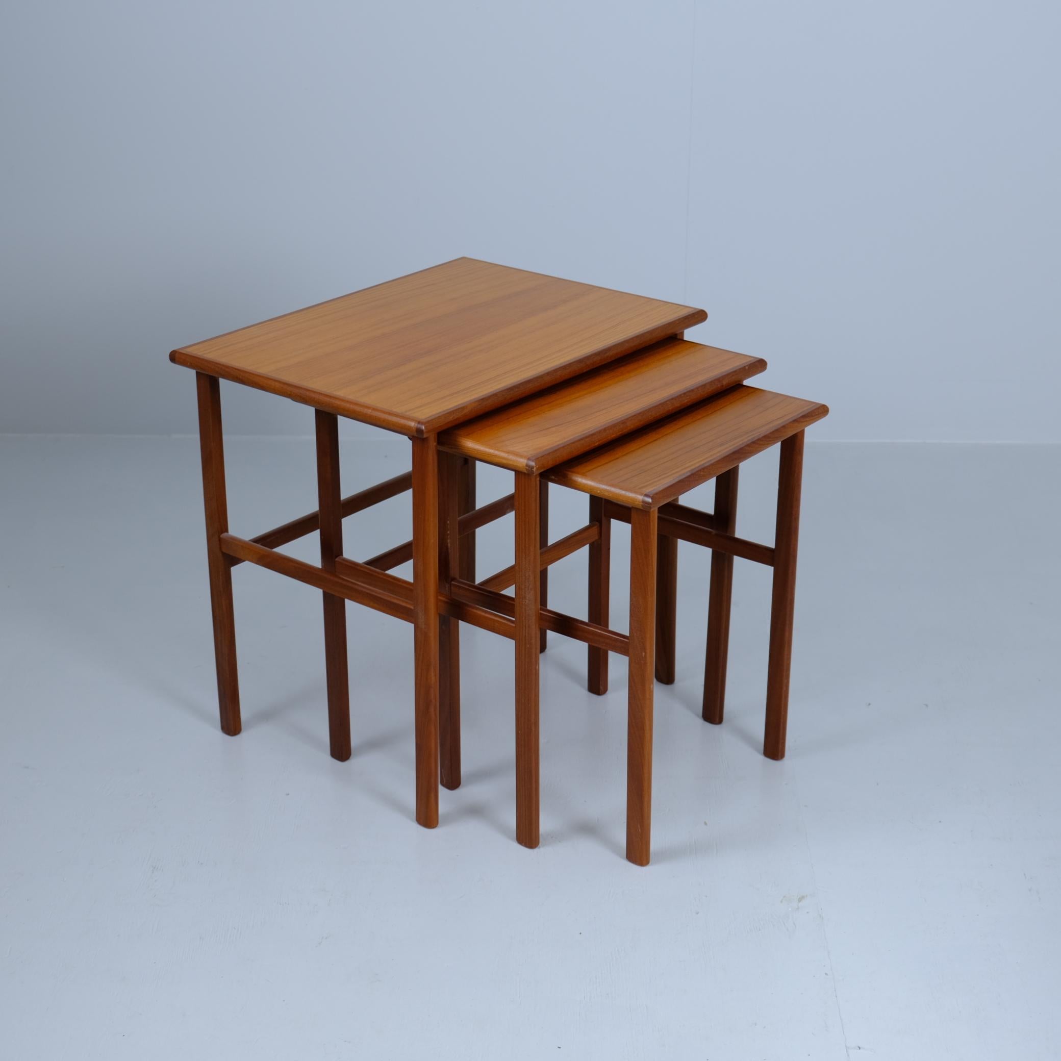 Tables gigognes en teck du milieu du siècle, Finlande ou Danemark, années 1950. Cet ensemble élégant et raffiné de tables gigognes en teck du milieu du siècle se compose de trois tables aux proportions magnifiques. Fabriqués en teck aux tons chauds