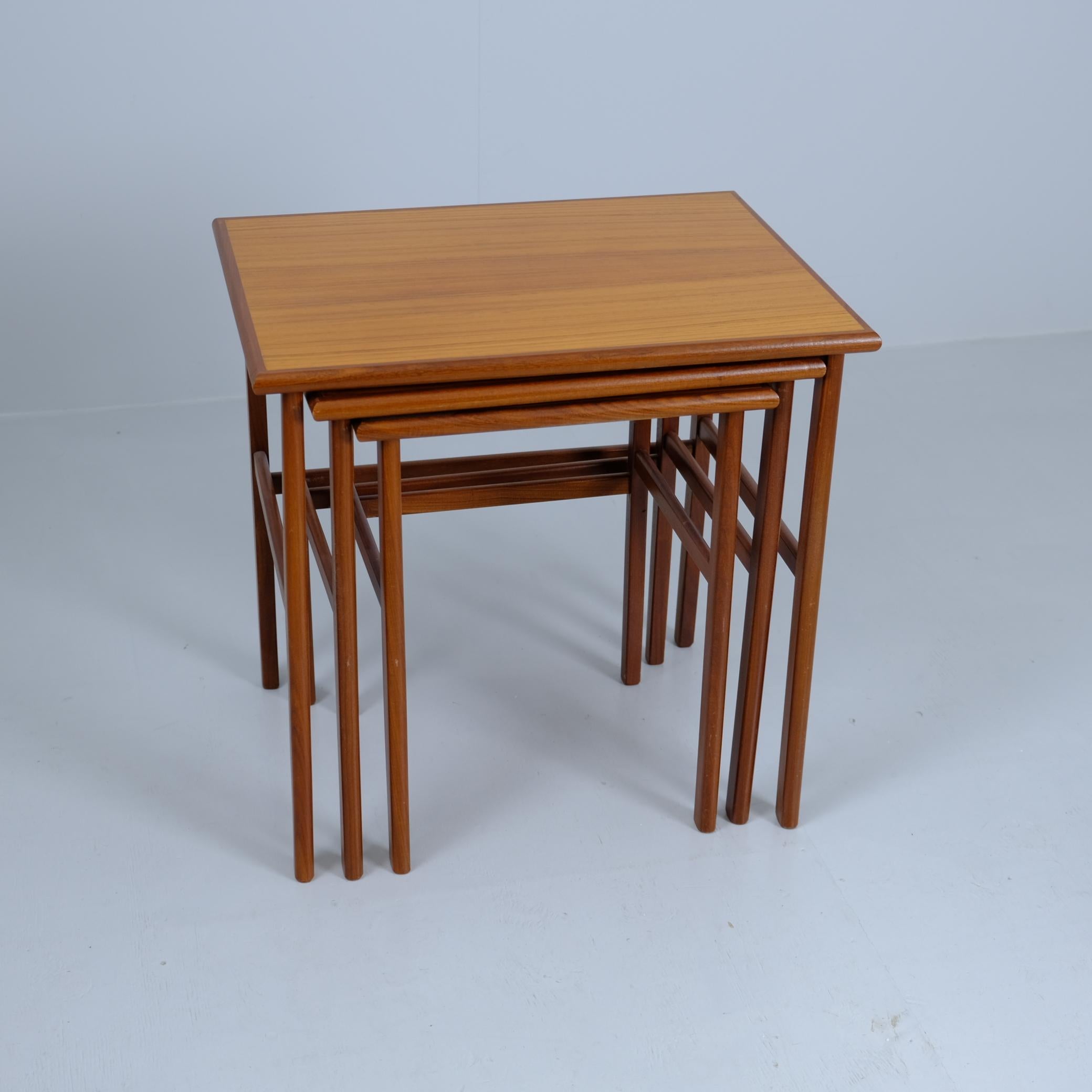 Mid-Century Modern Table basse / d'appoint gigogne en teck, Finlande 1950s-60s en vente