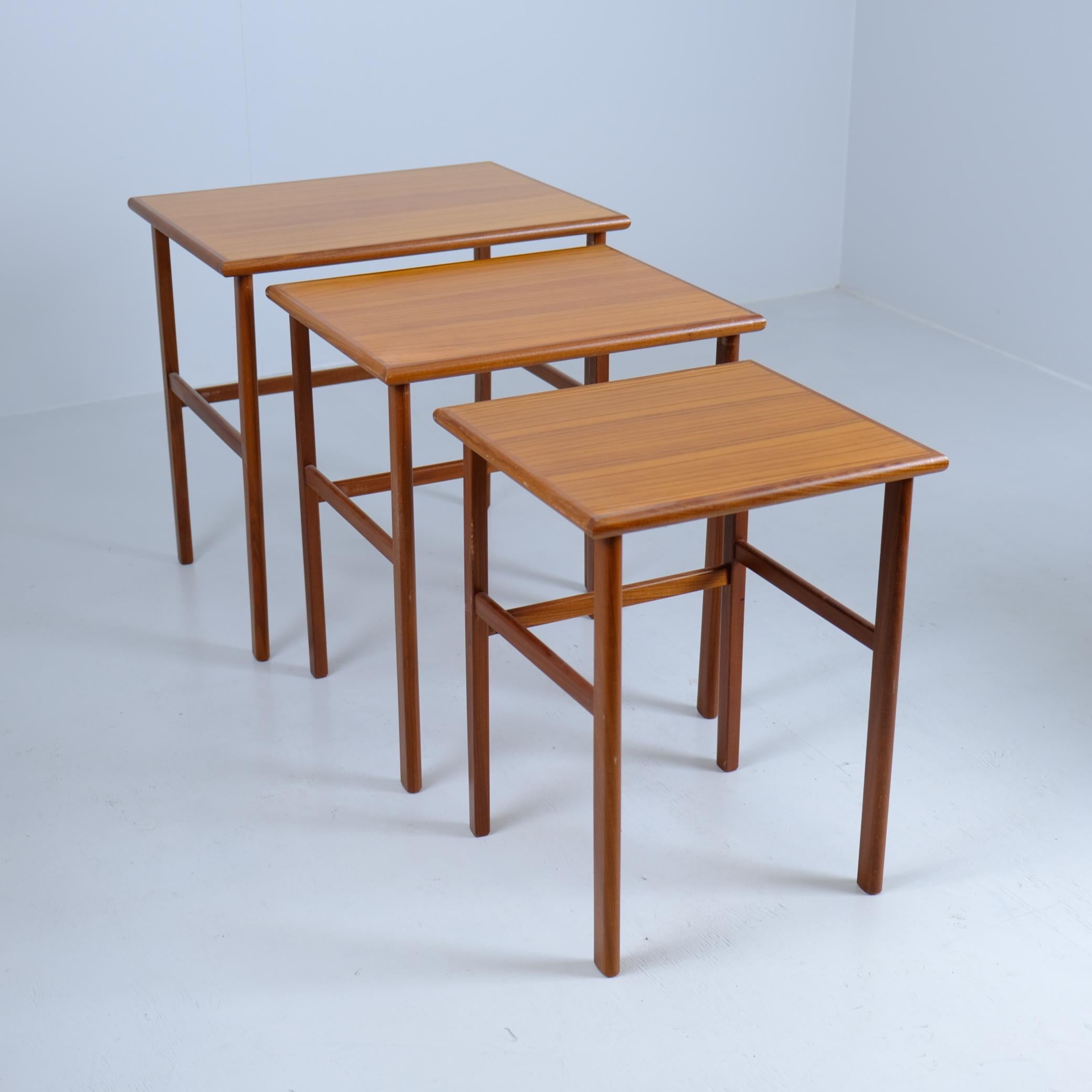 Finlandais Table basse / d'appoint gigogne en teck, Finlande 1950s-60s en vente