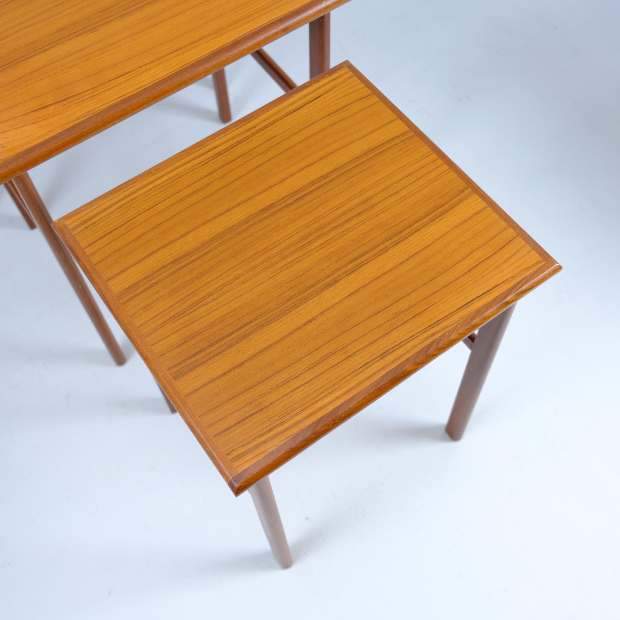 Table basse / d'appoint gigogne en teck, Finlande 1950s-60s Bon état - En vente à Helsinki, FI