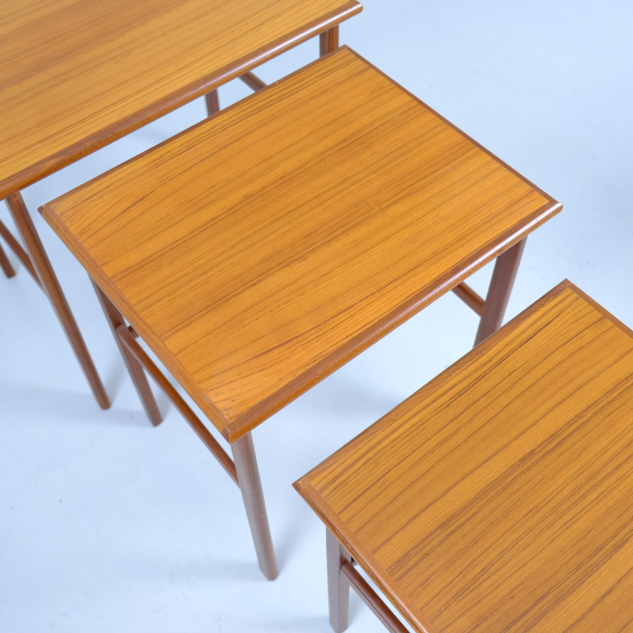 Milieu du XXe siècle Table basse / d'appoint gigogne en teck, Finlande 1950s-60s en vente