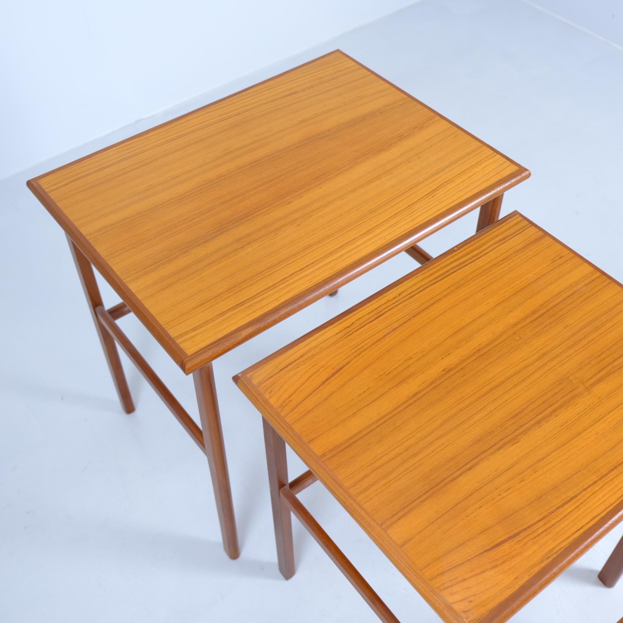 Teck Table basse / d'appoint gigogne en teck, Finlande 1950s-60s en vente