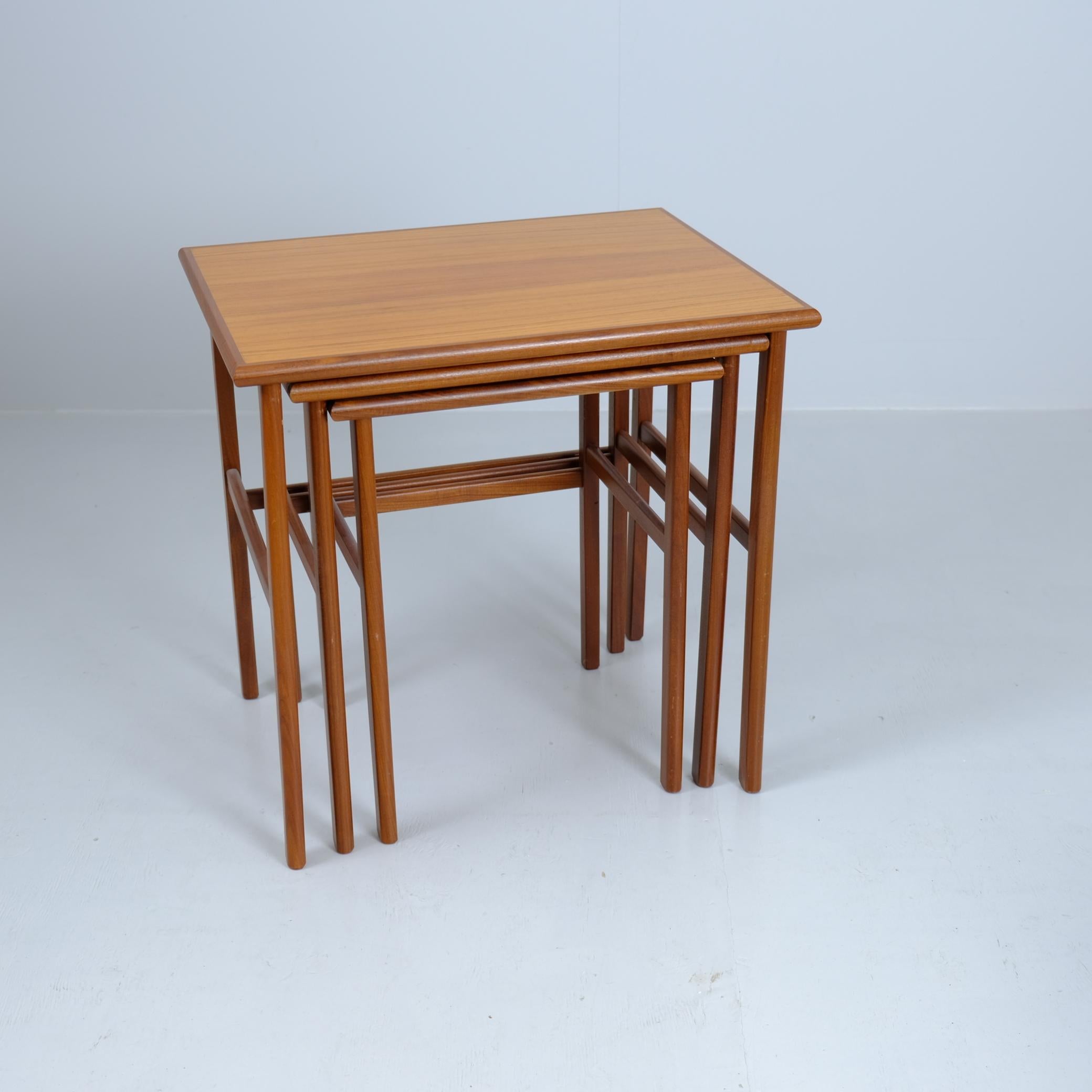 Table basse / d'appoint gigogne en teck, Finlande 1950s-60s en vente 1
