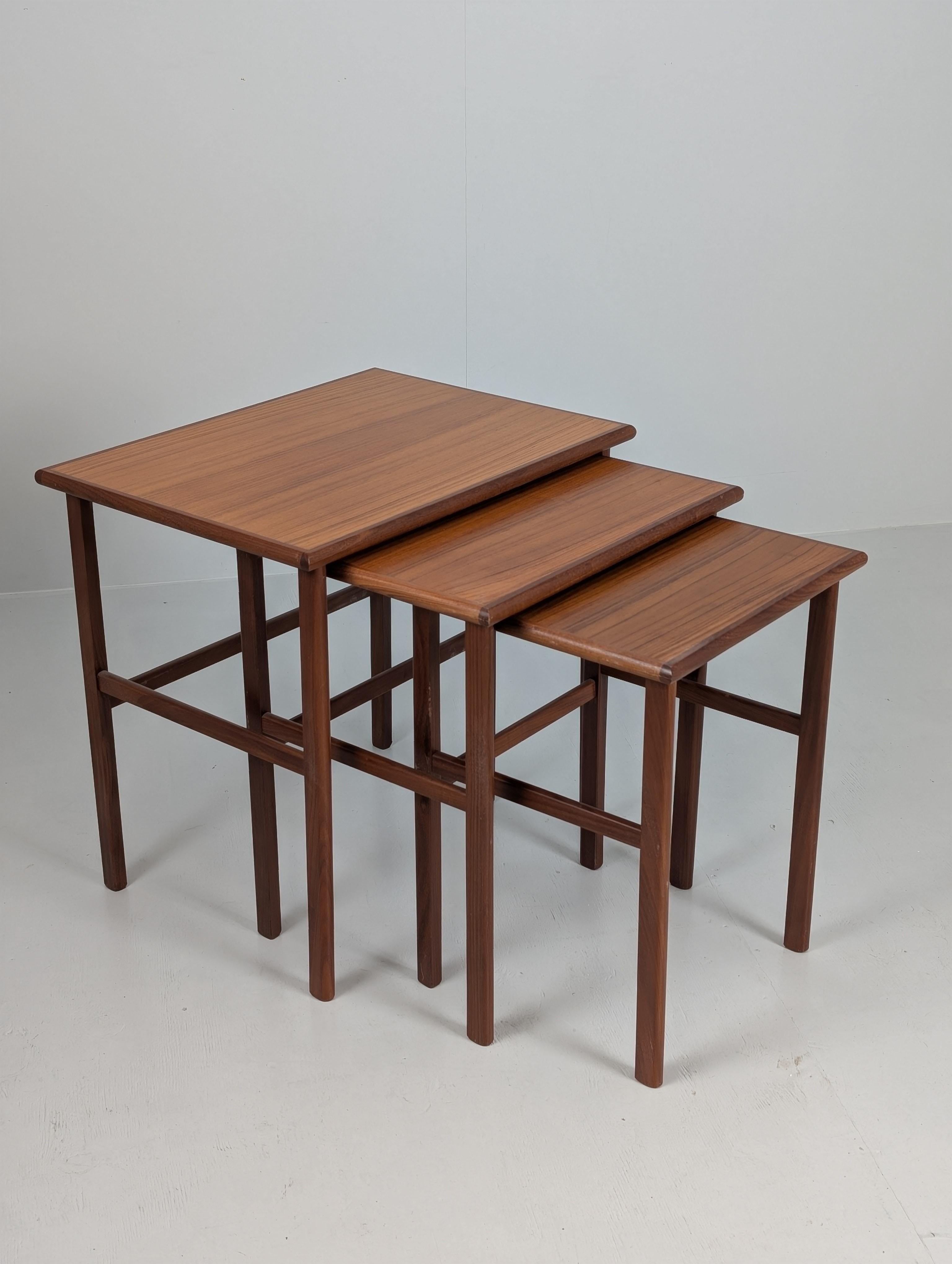 Table basse / d'appoint gigogne en teck, Finlande 1950s-60s en vente 2