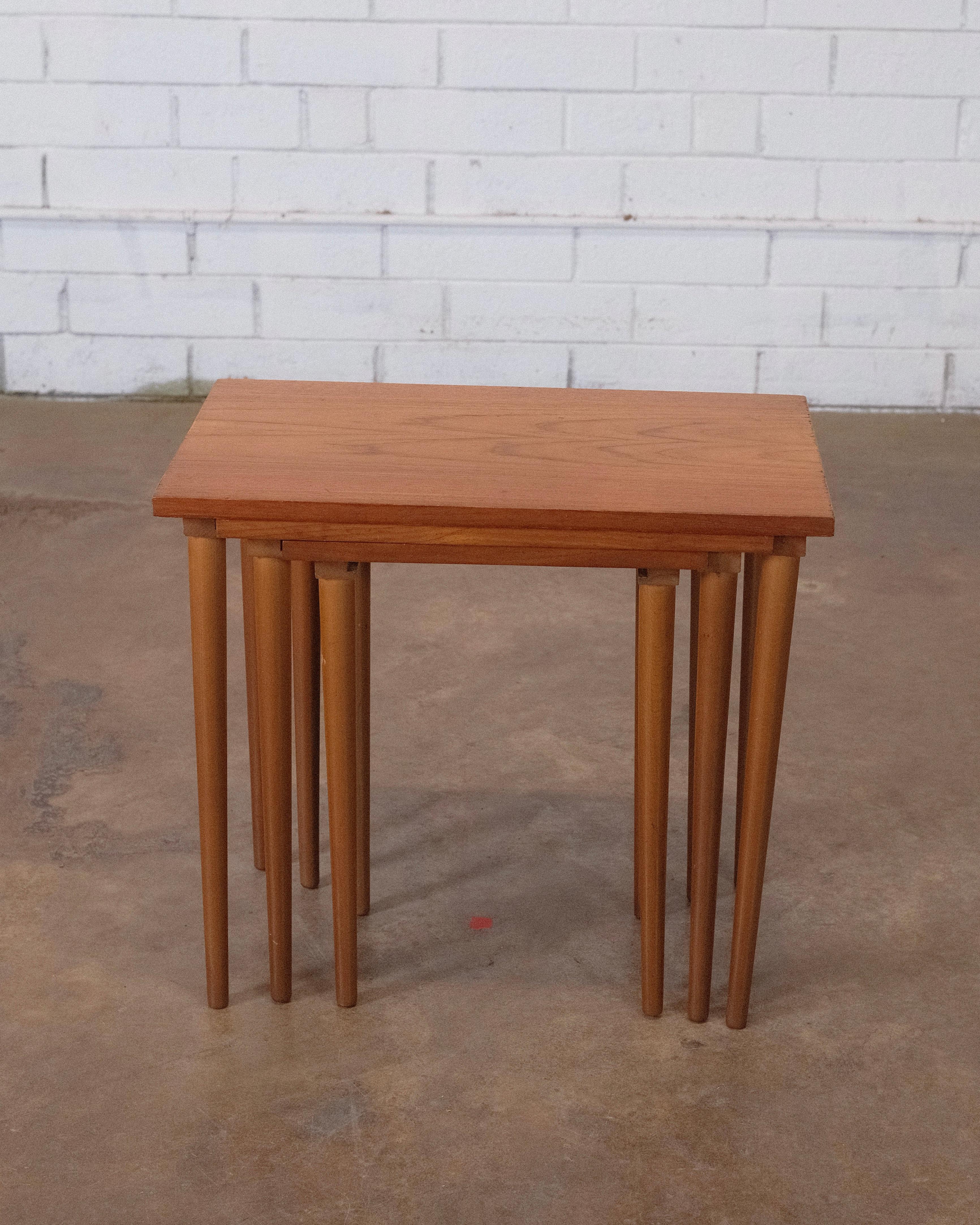 Cet ensemble exquis de trois tables gigognes, un chef-d'œuvre conçu par H.W. Klein pour Bramin Furniture of Denmark, allie sans effort la forme et la fonction. Fabriquées avec une attention méticuleuse aux détails, ces tables mettent en valeur la