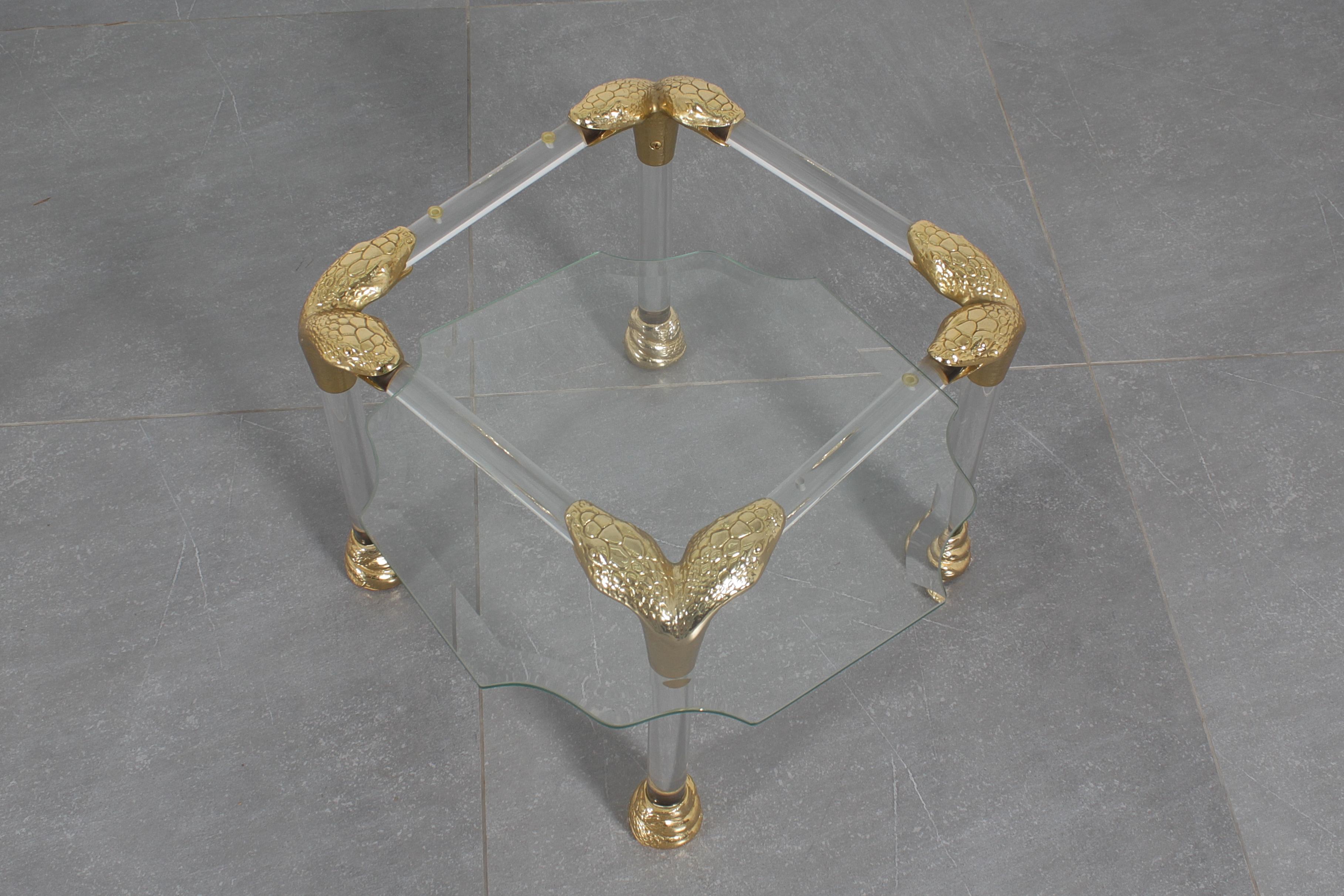 Moderne Beistelltische aus der Mitte des Jahrhunderts aus Plexiglas, Messing und Glas, 80er Jahre, Italien im Angebot 7