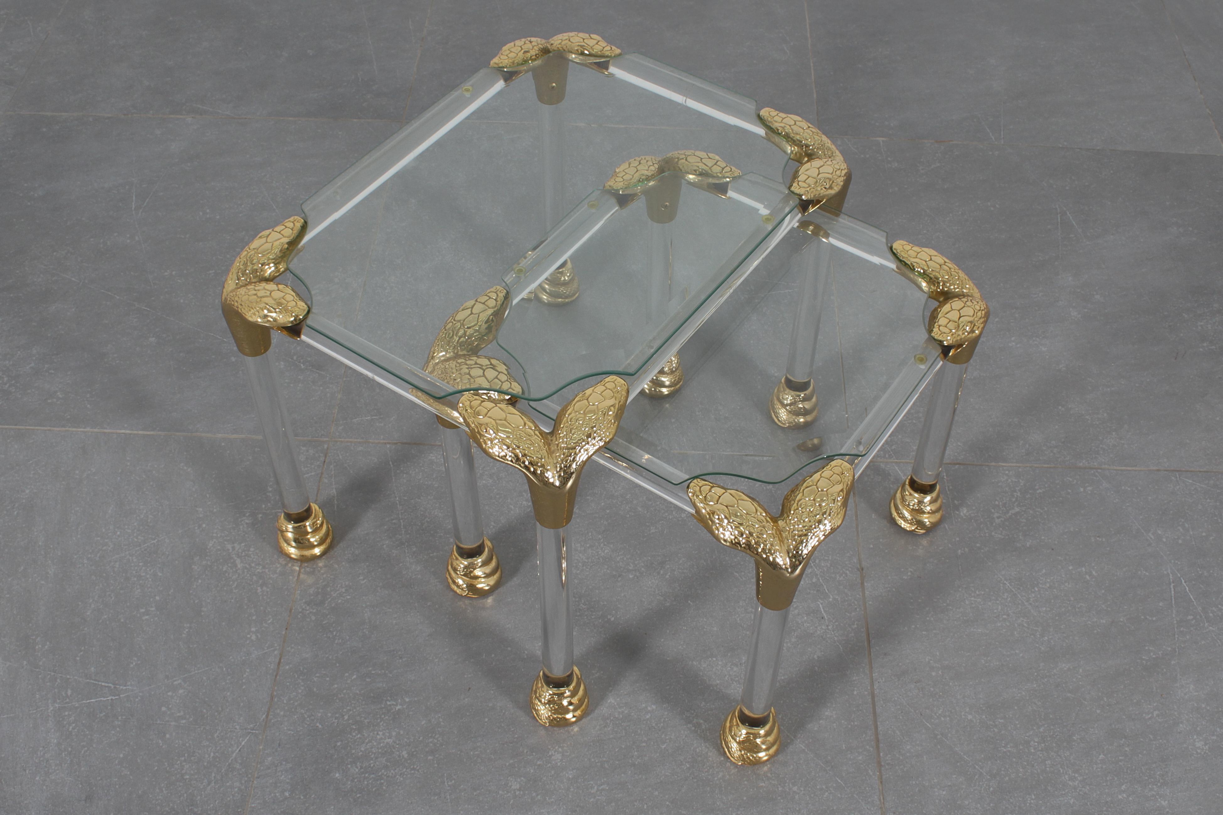 Moderne Beistelltische aus der Mitte des Jahrhunderts aus Plexiglas, Messing und Glas, 80er Jahre, Italien im Angebot 9
