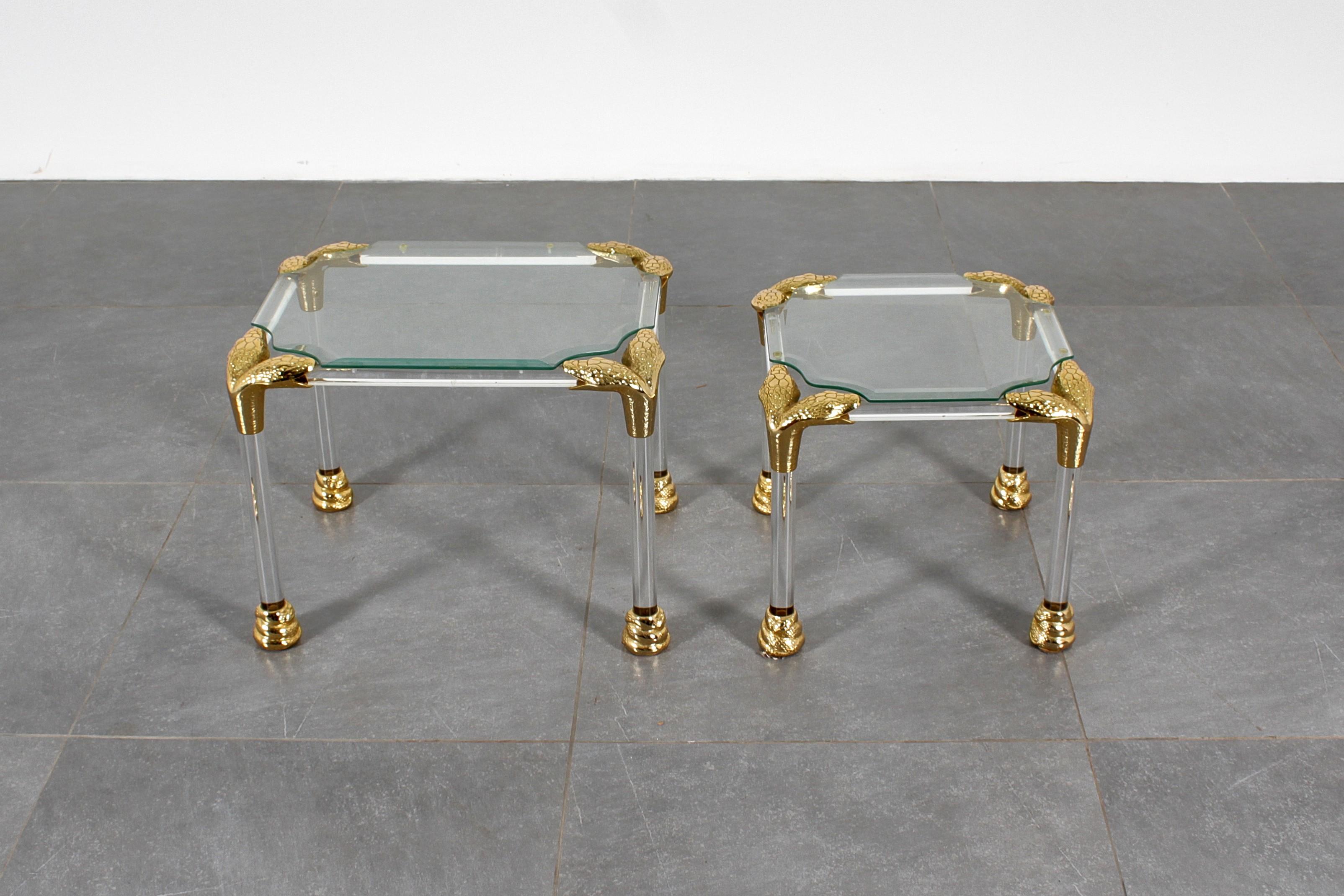 Elegantes Set aus zwei Serviertischen, aus Acrylglas, Messing und Glas. Bemerkenswert sind die Reliefs, die Schlangen darstellen. Italienische Produktion aus den 80er Jahren
Alters- und gebrauchsbedingte Abnutzungserscheinungen.

Größe:
cm 40x40x35