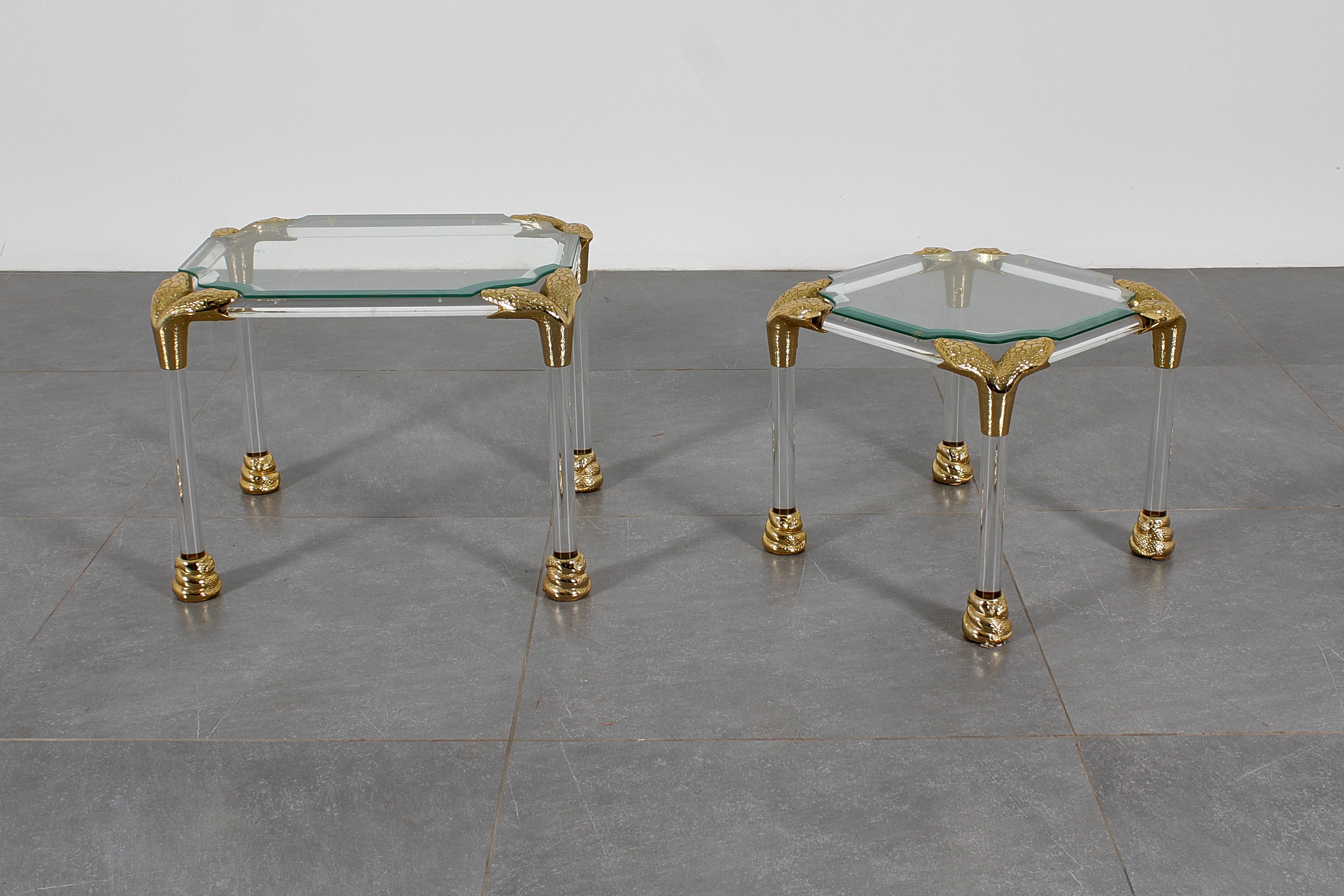 Moderne Beistelltische aus der Mitte des Jahrhunderts aus Plexiglas, Messing und Glas, 80er Jahre, Italien (Italienisch) im Angebot