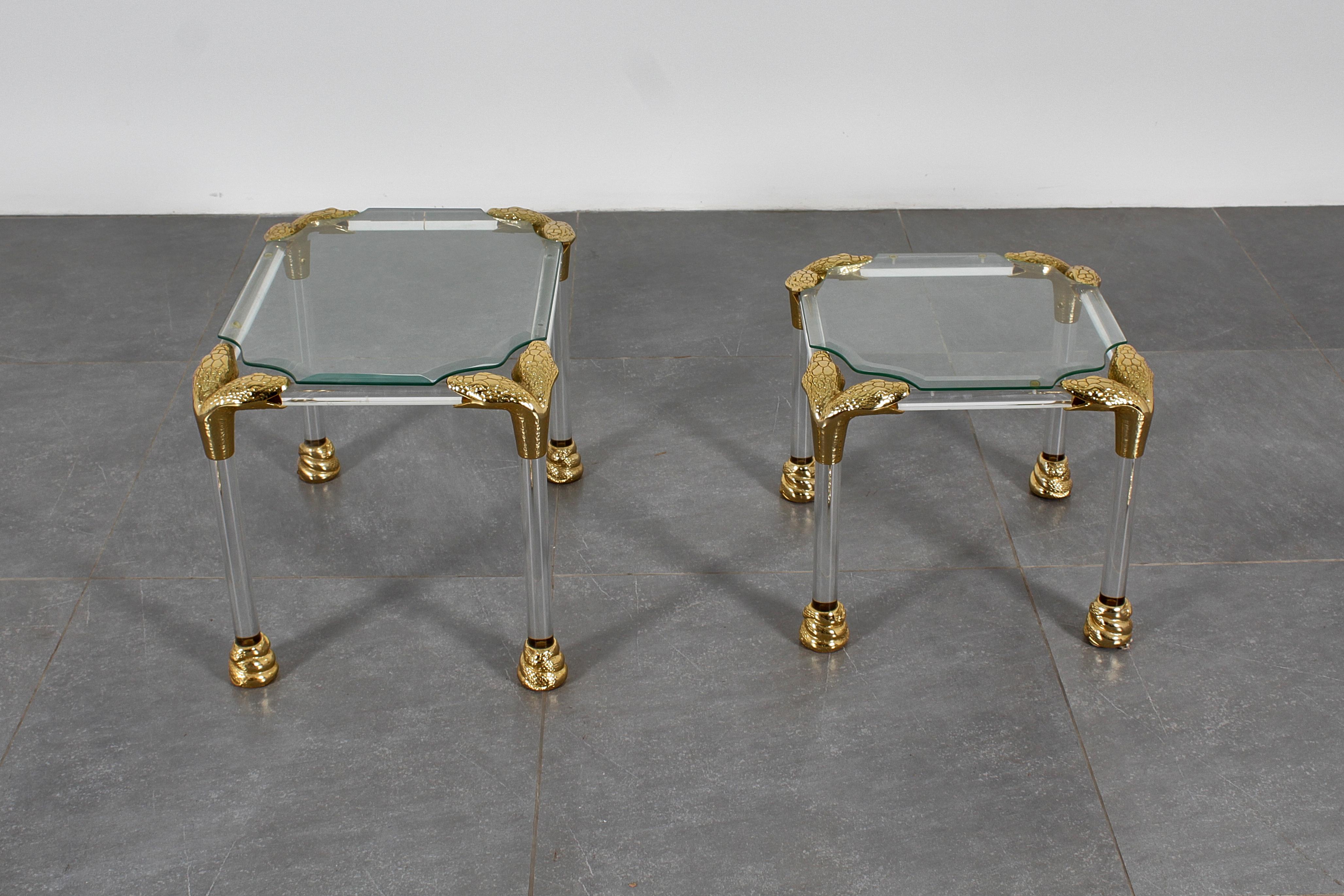 Moderne Beistelltische aus der Mitte des Jahrhunderts aus Plexiglas, Messing und Glas, 80er Jahre, Italien im Zustand „Gut“ im Angebot in Palermo, IT