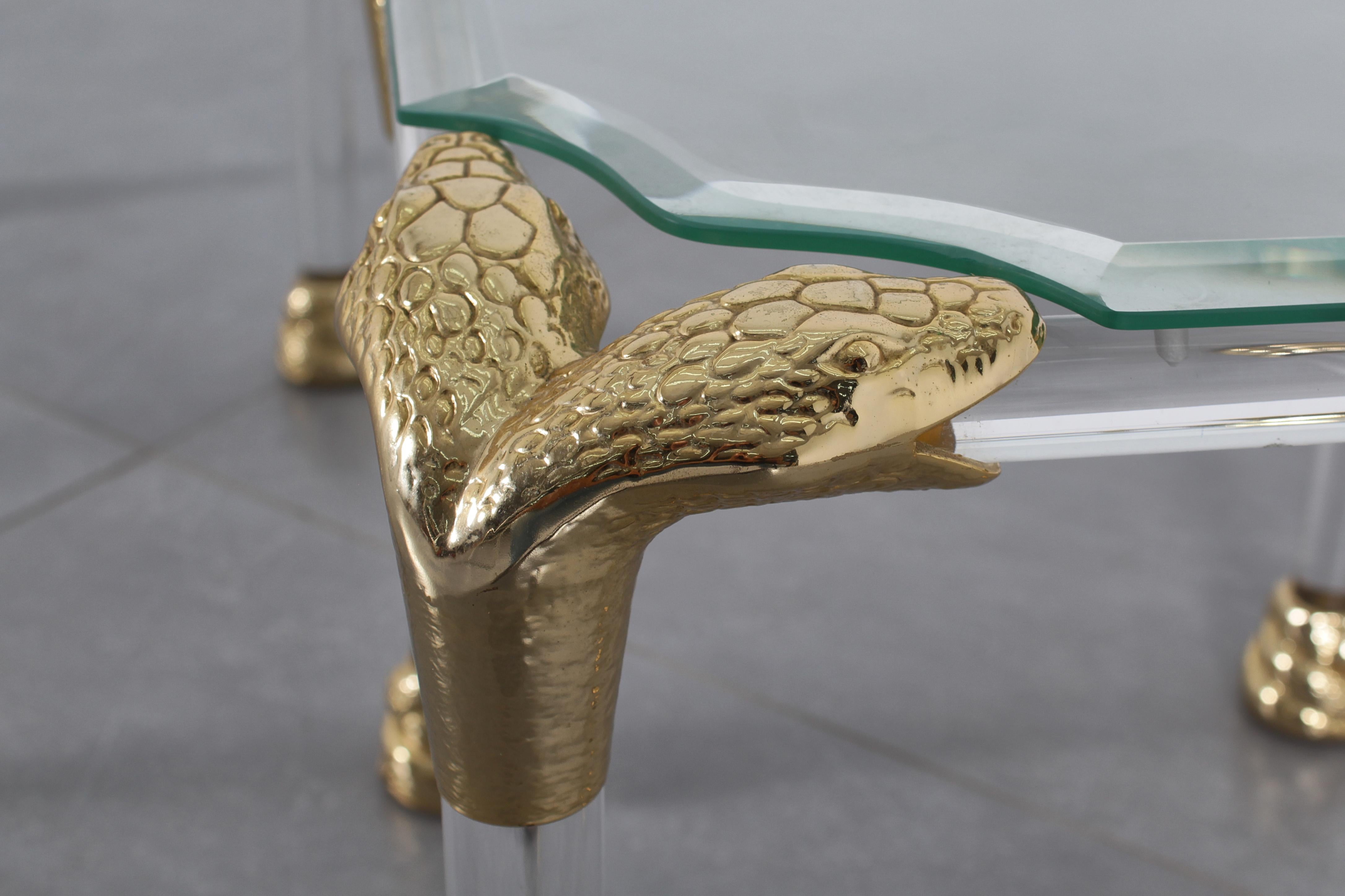Moderne Beistelltische aus der Mitte des Jahrhunderts aus Plexiglas, Messing und Glas, 80er Jahre, Italien im Angebot 1
