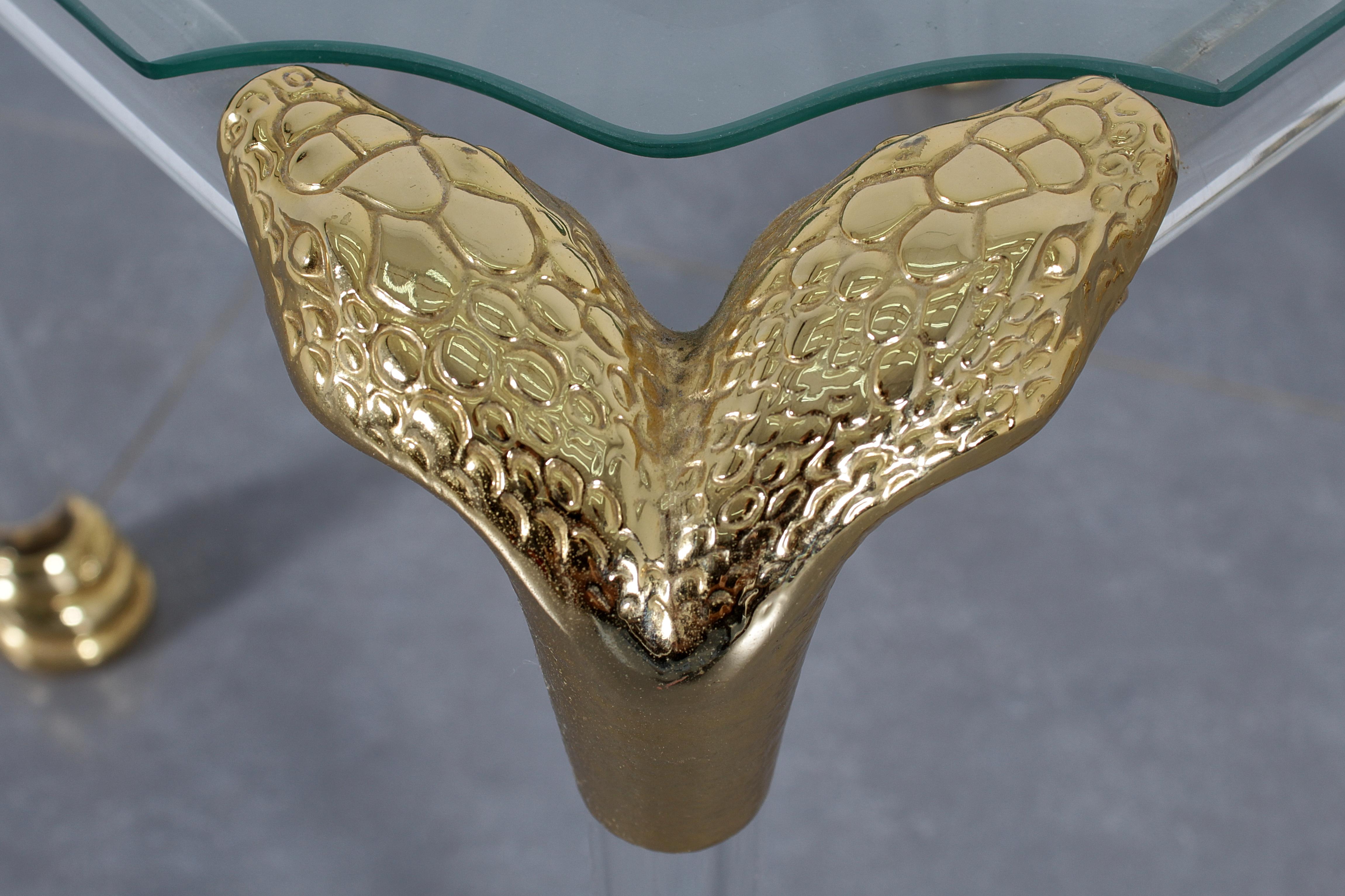Moderne Beistelltische aus der Mitte des Jahrhunderts aus Plexiglas, Messing und Glas, 80er Jahre, Italien im Angebot 3