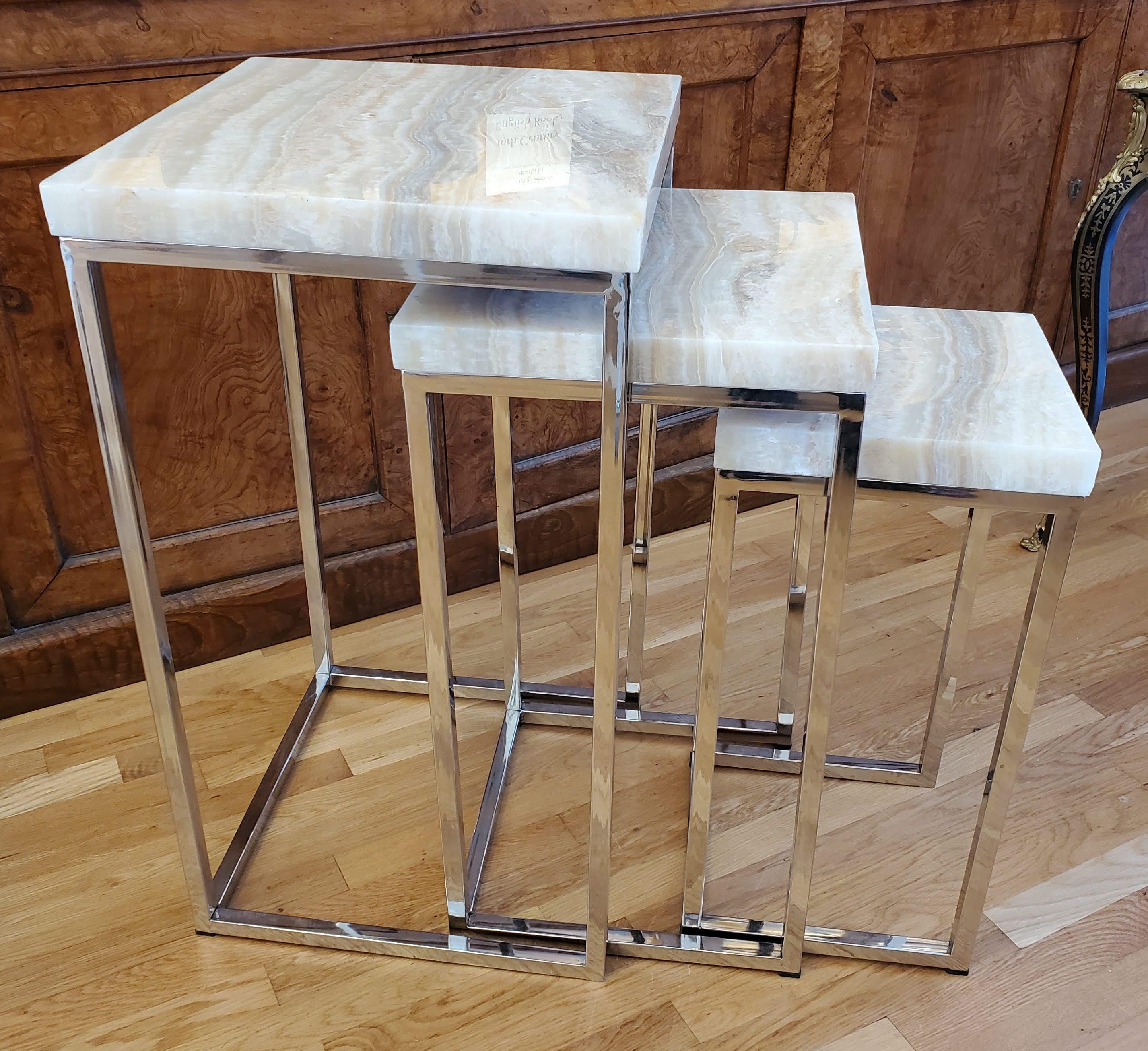 Diese Mid-Century Modern Nisttische sind eine wunderbare Ergänzung für Ihr Zuhause. Drei Tische in abgestuften Größen mit verchromten Beinen und Onyx-Platten, die viele Komplimente erhalten werden. Schöne Höhe und Stabilität für jeden Tisch.