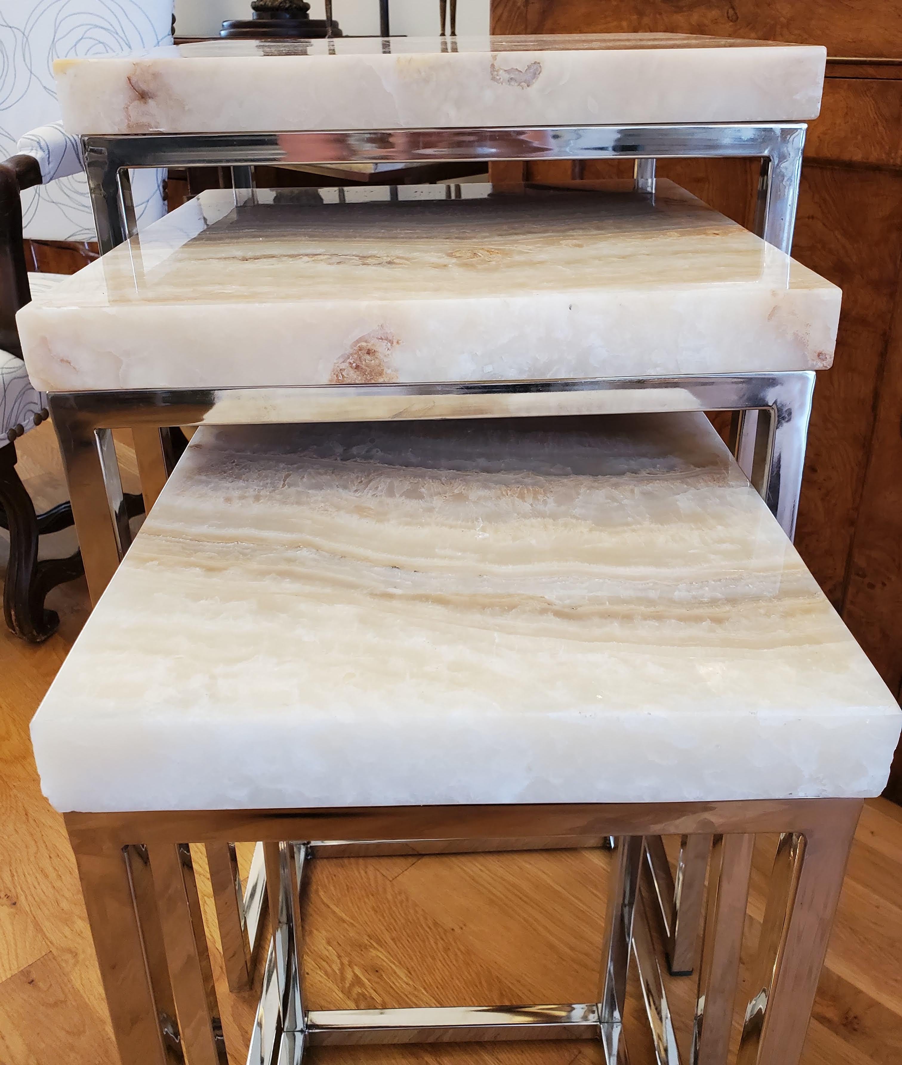 XX secolo Tavolini nidificanti moderni di metà secolo con piani in onice bianco e gambe cromate in vendita