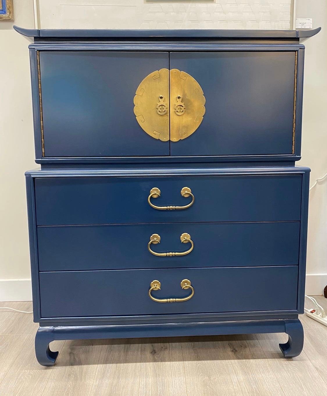 Mid-Century Modern Blue Lacquered Chinoiserie Chest Wardrobe Dresser In Good Condition In West Hartford, CT