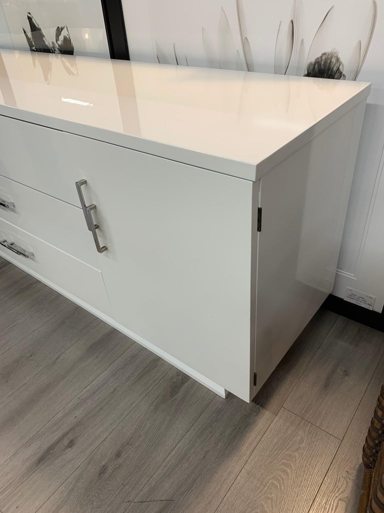 Mid-Century Modern Newly Lacquered White Server Buffet Sideboard Bar Credenza In Good Condition For Sale In West Hartford, CT