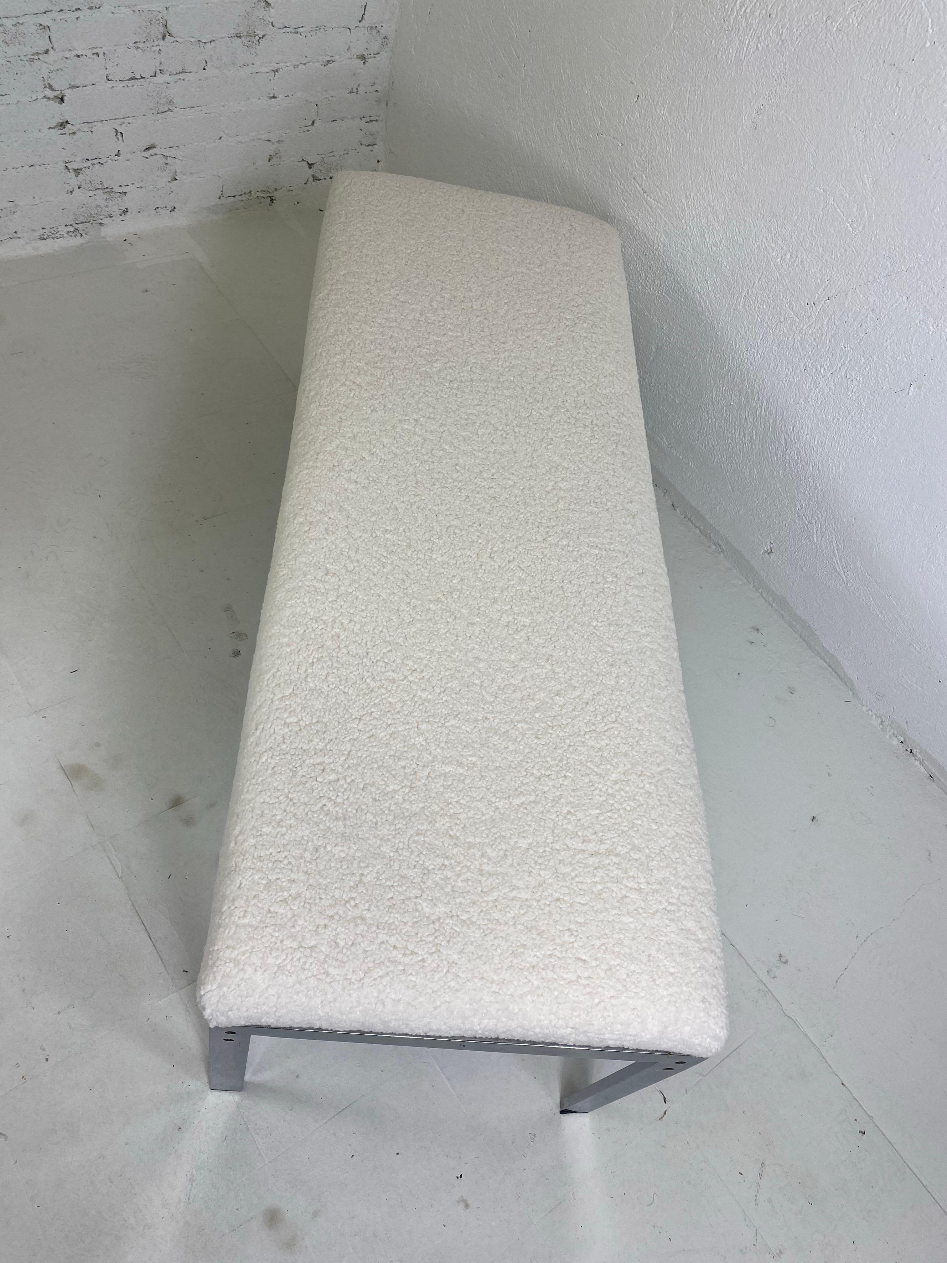 Il s'agit d'une banquette chromée mid-century vintage modern nouvellement tapissée. Ce banc a été récemment recouvert d'une fausse laine d'agneau et repose sur une base moderne en chrome. Ce banc est à la manière de Milo Baughman vers 1970.