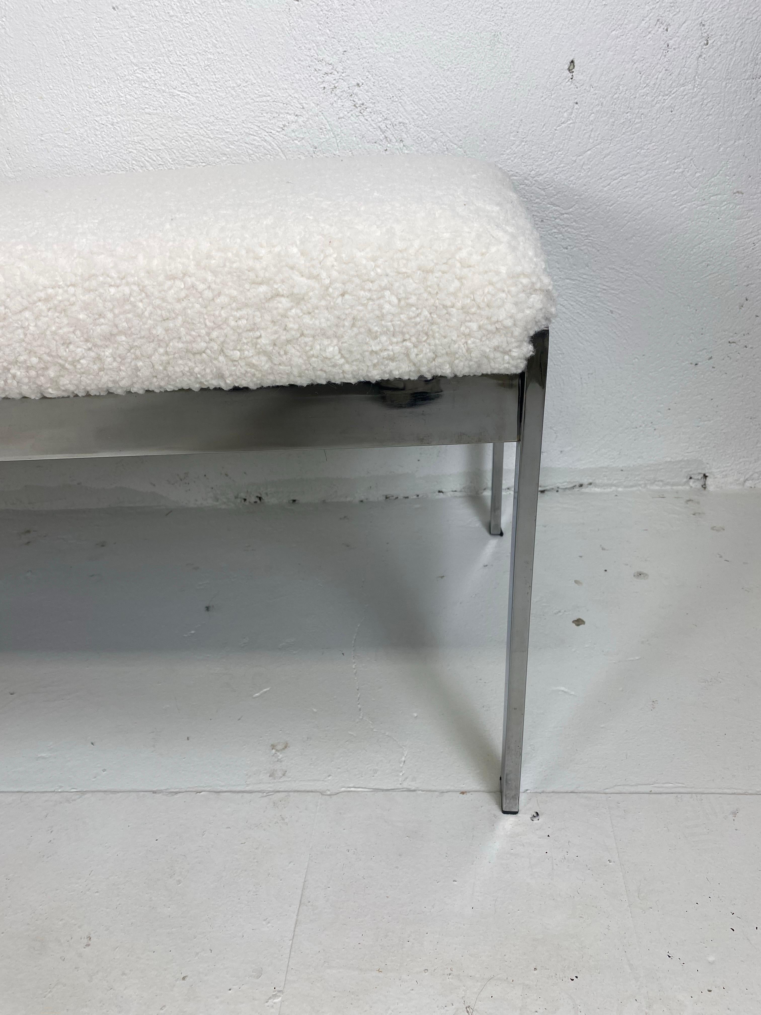 Banc chromé nouvellement tapissé d'après Milo Baughman Bon état - En vente à Allentown, PA