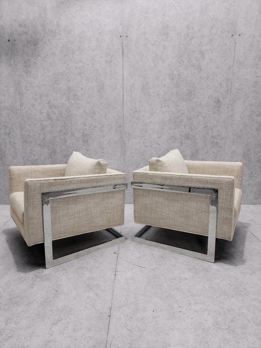 Mid-Century Modern Paire de fauteuils club cantilever Milo Baughman récemment tapissés, de style moderne du milieu du siècle dernier en vente