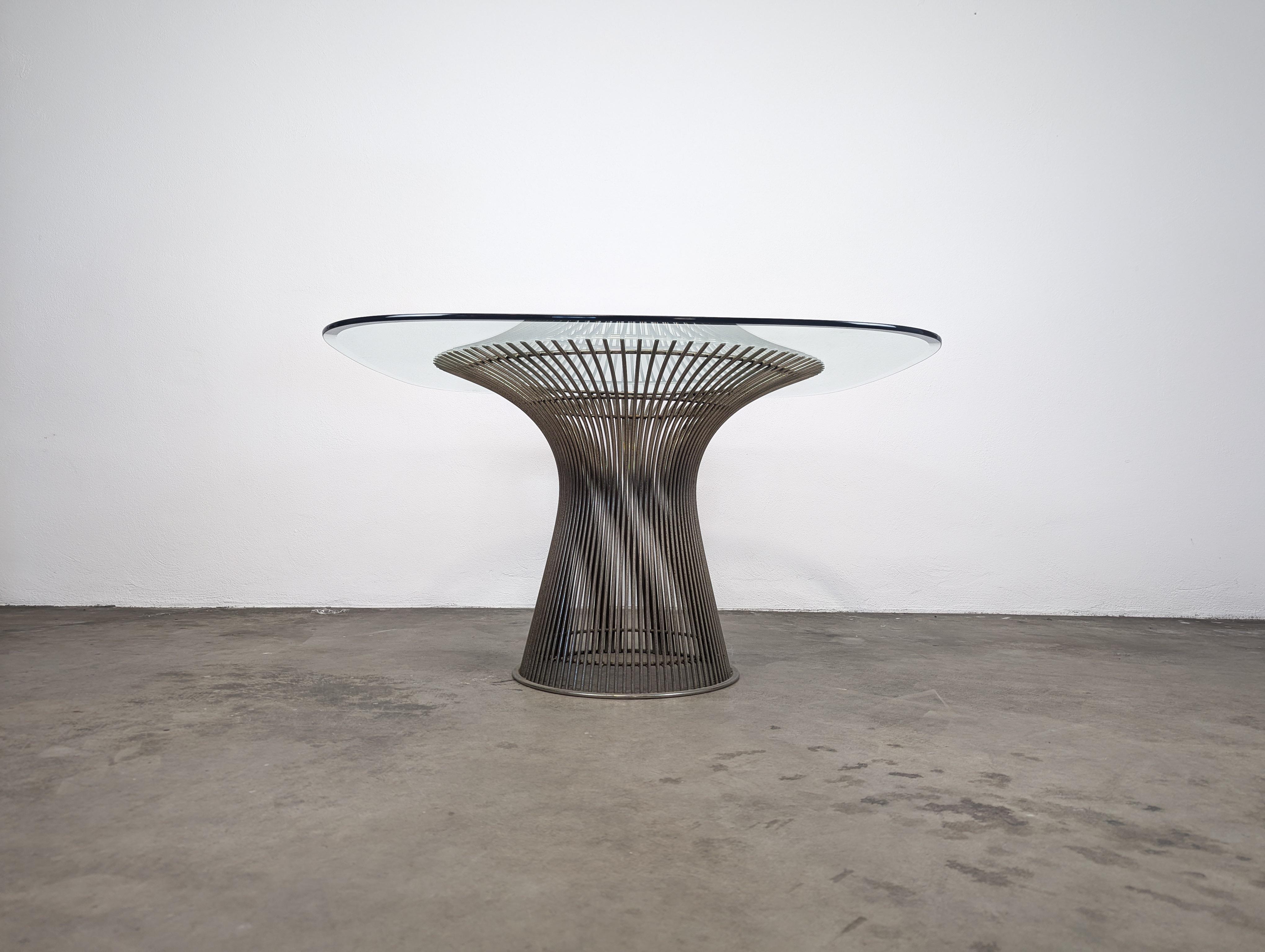 Voici une superbe table de salle à manger vintage moderne du milieu du siècle, conçue par le célèbre Warren Platner pour Knoll, vers les années 1970. Cette pièce exquise met en valeur l'esthétique emblématique de Platner, caractérisée par une