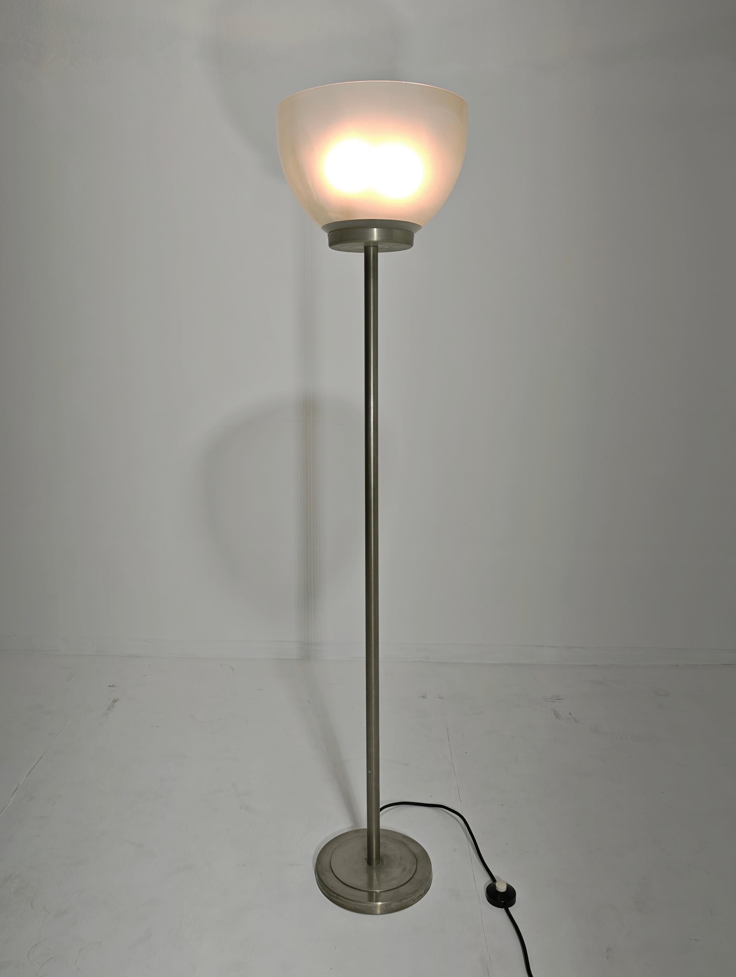 Lámpara de pie moderna de mediados de siglo de latón niquelado y cristal Italia Design Años 60 en venta 3