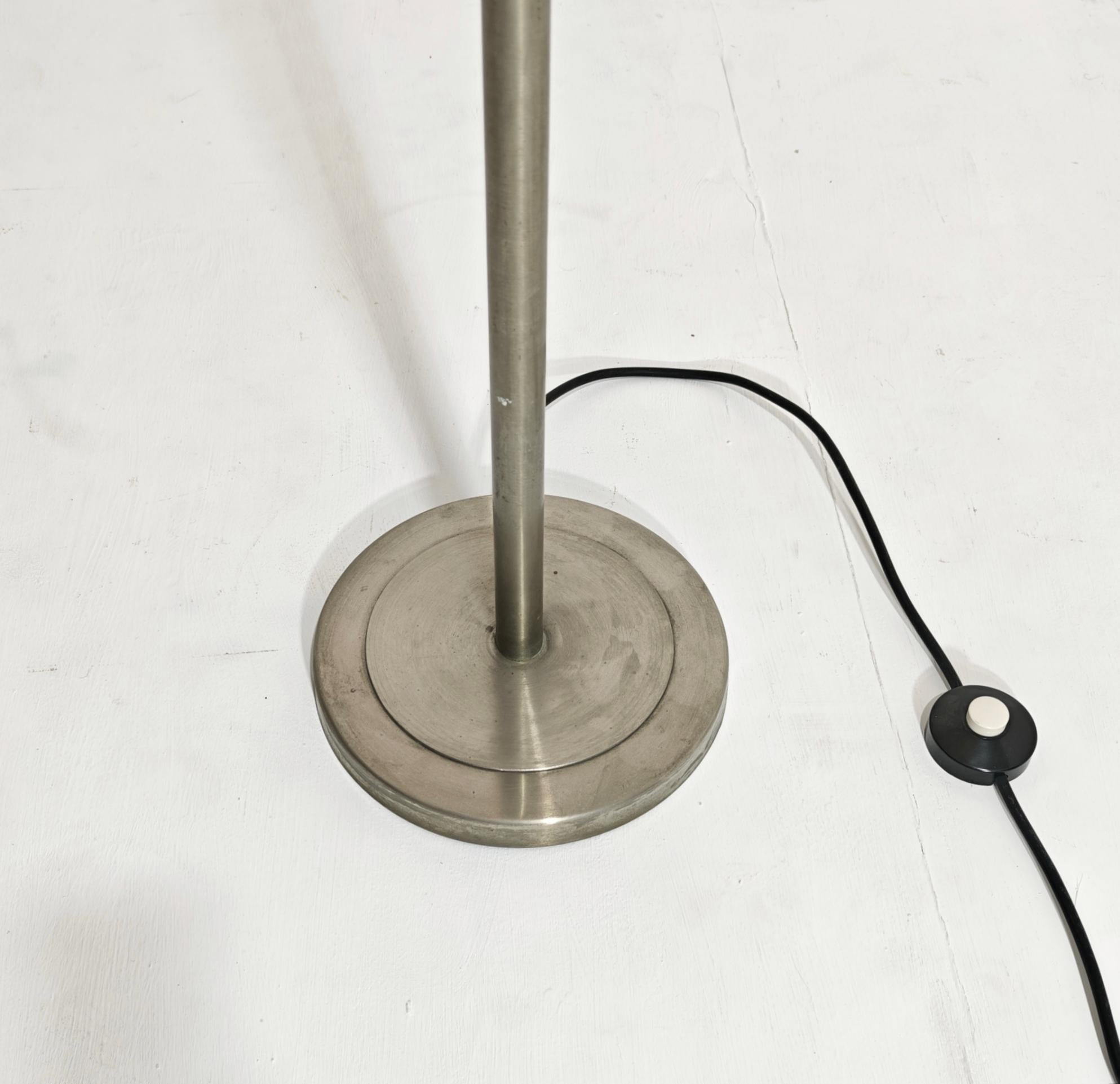 Lámpara de pie moderna de mediados de siglo de latón niquelado y cristal Italia Design Años 60 en venta 4
