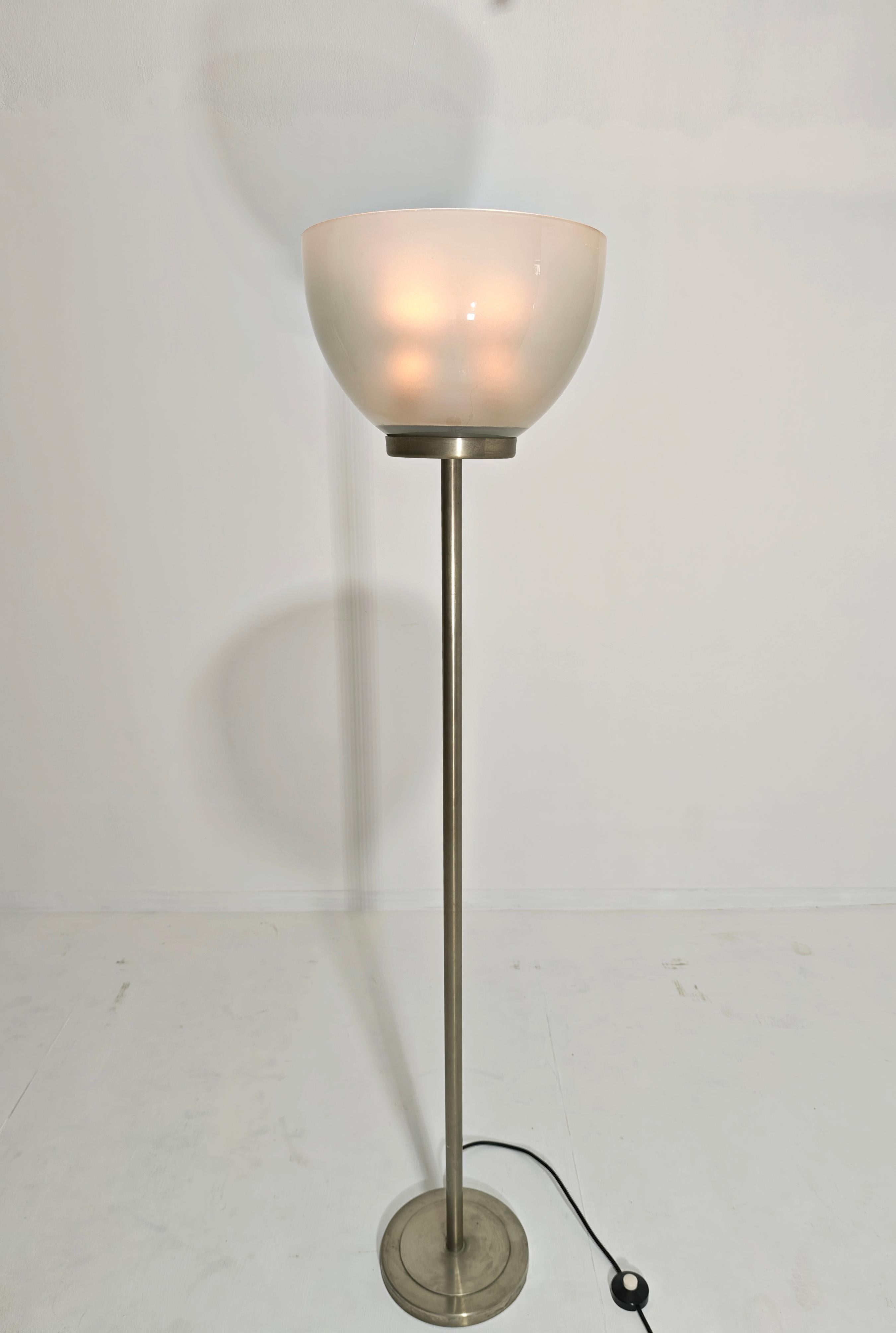 Lámpara de pie moderna de mediados de siglo de latón niquelado y cristal Italia Design Años 60 en venta 5