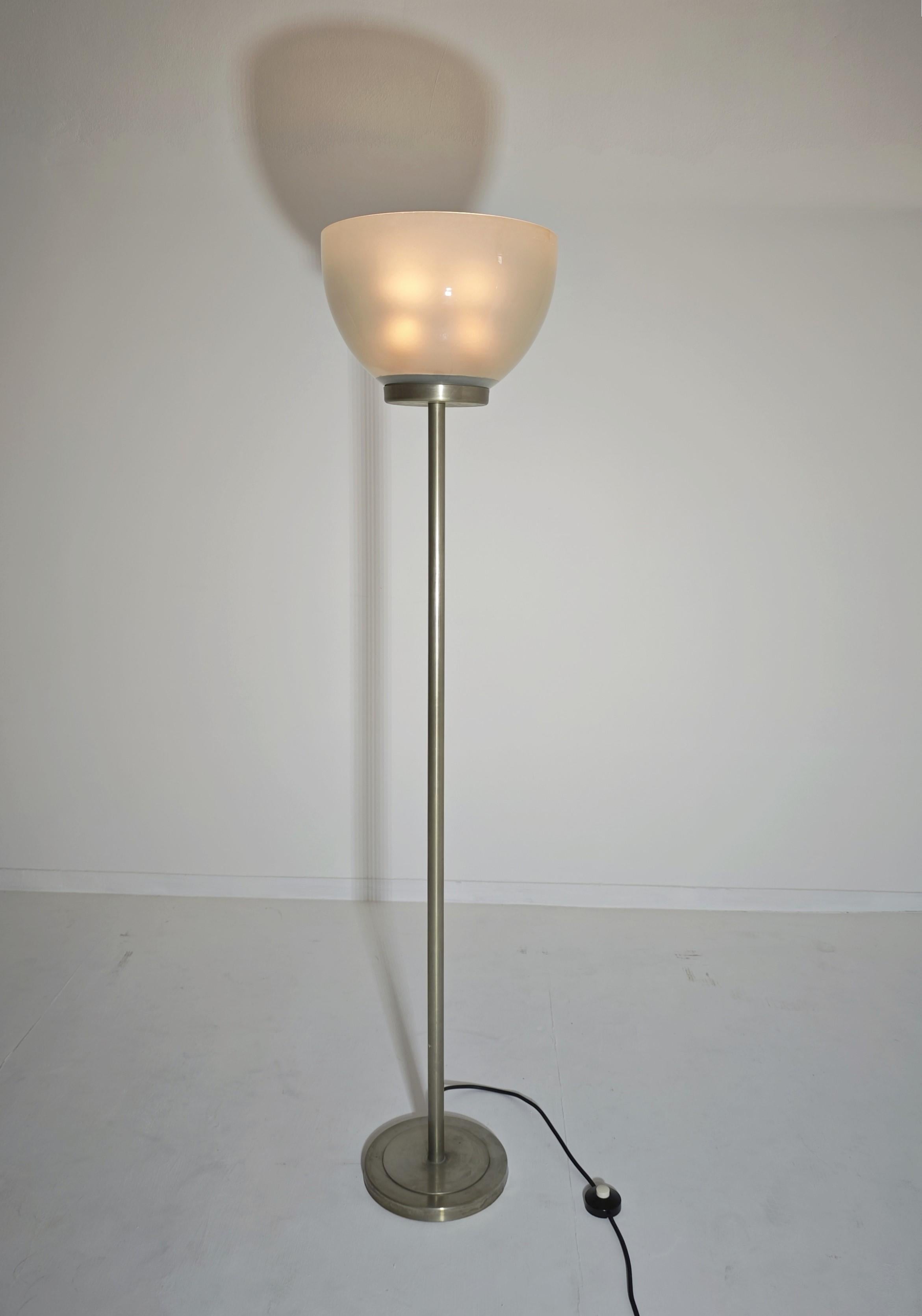 Lámpara de pie moderna de mediados de siglo de latón niquelado y cristal Italia Design Años 60 Moderno de mediados de siglo en venta