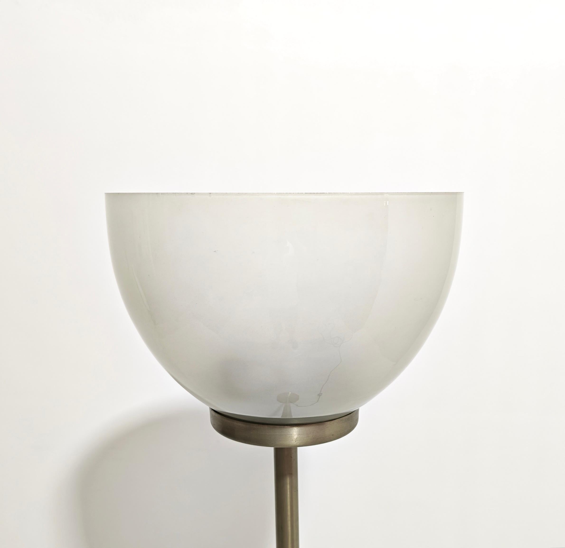 Lámpara de pie moderna de mediados de siglo de latón niquelado y cristal Italia Design Años 60 Italiano en venta
