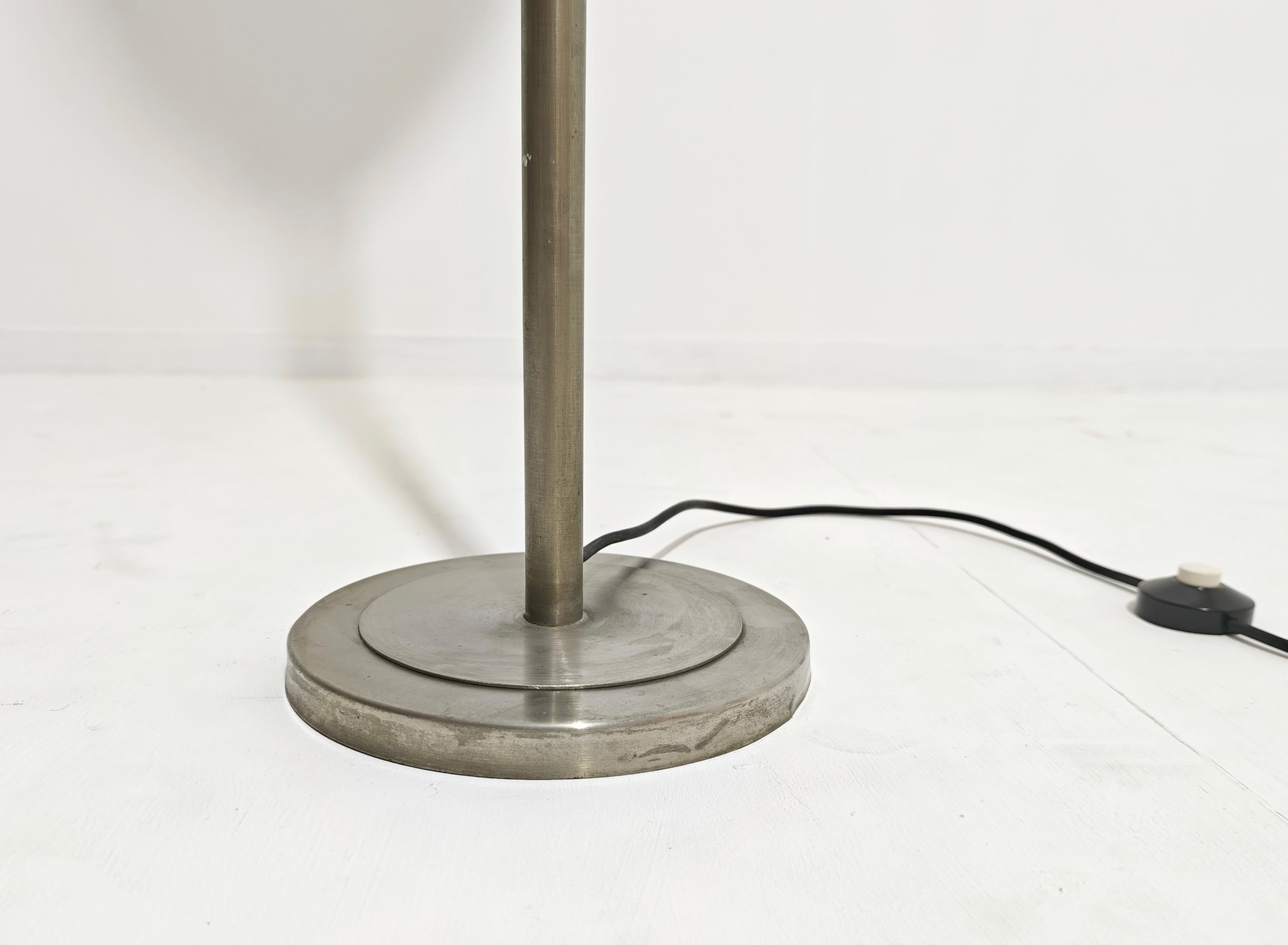 Lámpara de pie moderna de mediados de siglo de latón niquelado y cristal Italia Design Años 60 en Bueno estado para la venta en Palermo, IT