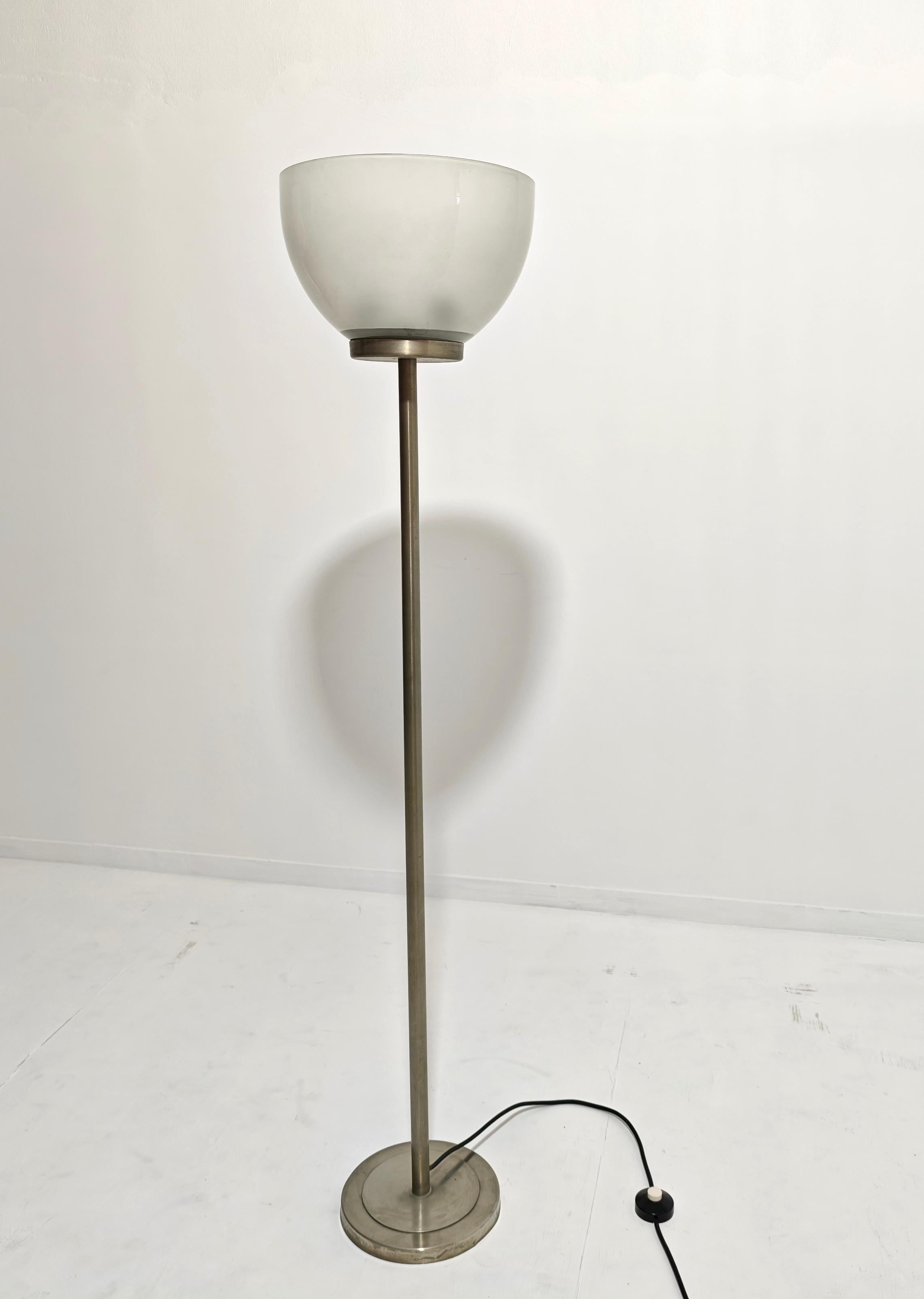 Lámpara de pie moderna de mediados de siglo de latón niquelado y cristal Italia Design Años 60 en venta 1