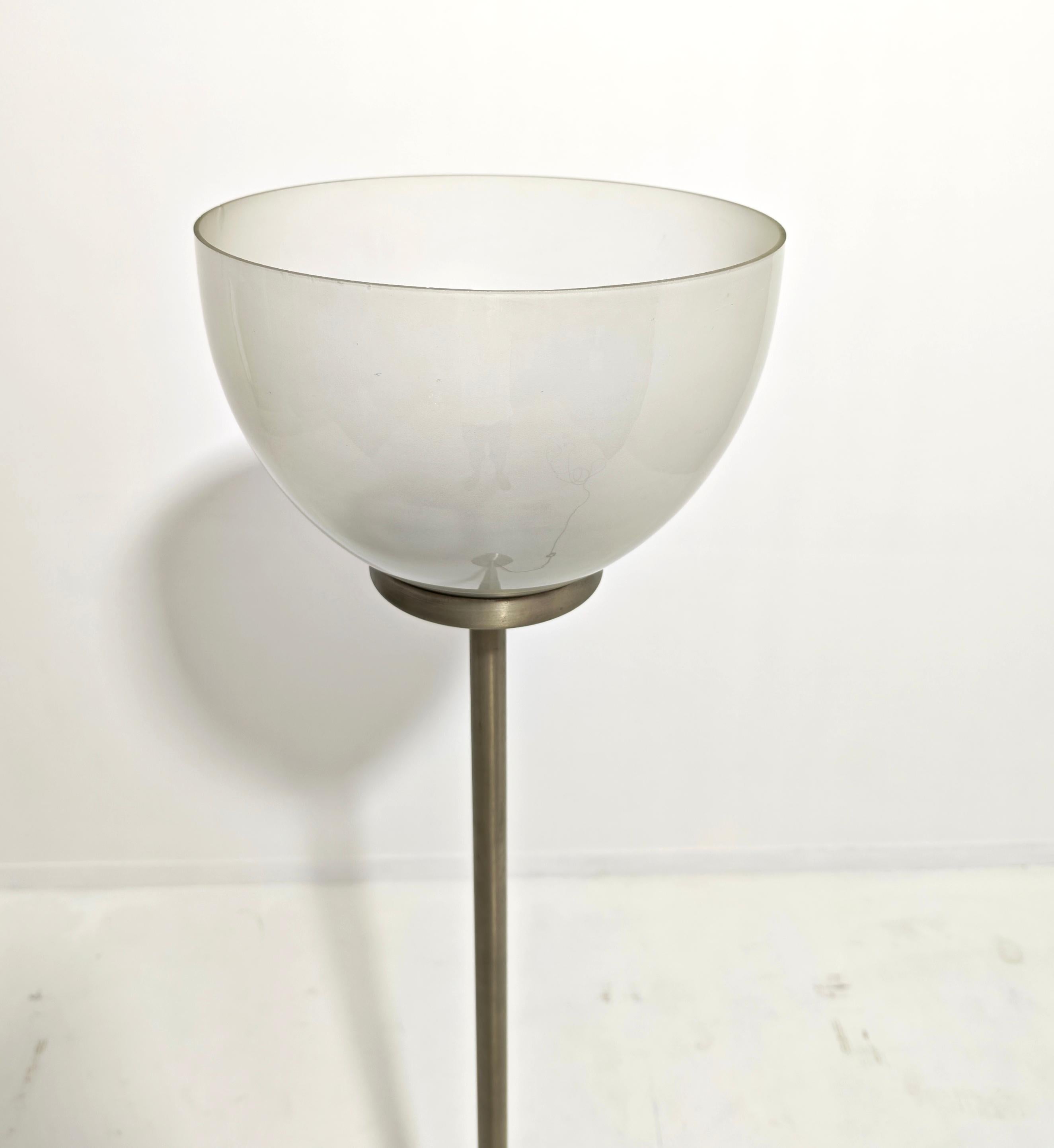 Lámpara de pie moderna de mediados de siglo de latón niquelado y cristal Italia Design Años 60 en venta 2
