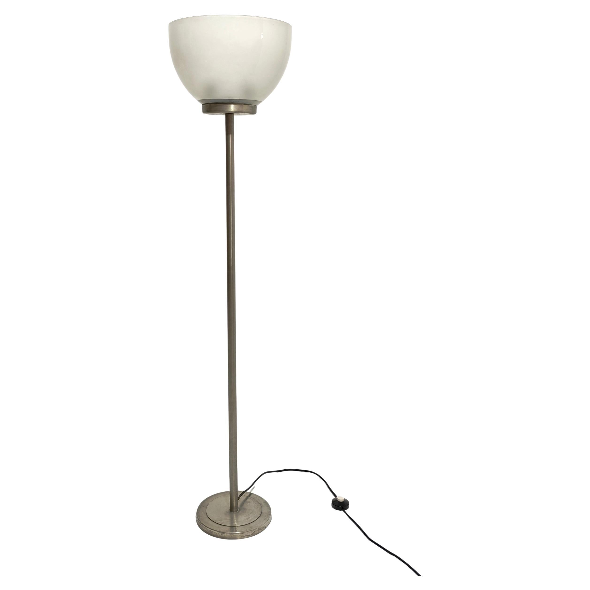 Lámpara de pie moderna de mediados de siglo de latón niquelado y cristal Italia Design Años 60 en venta
