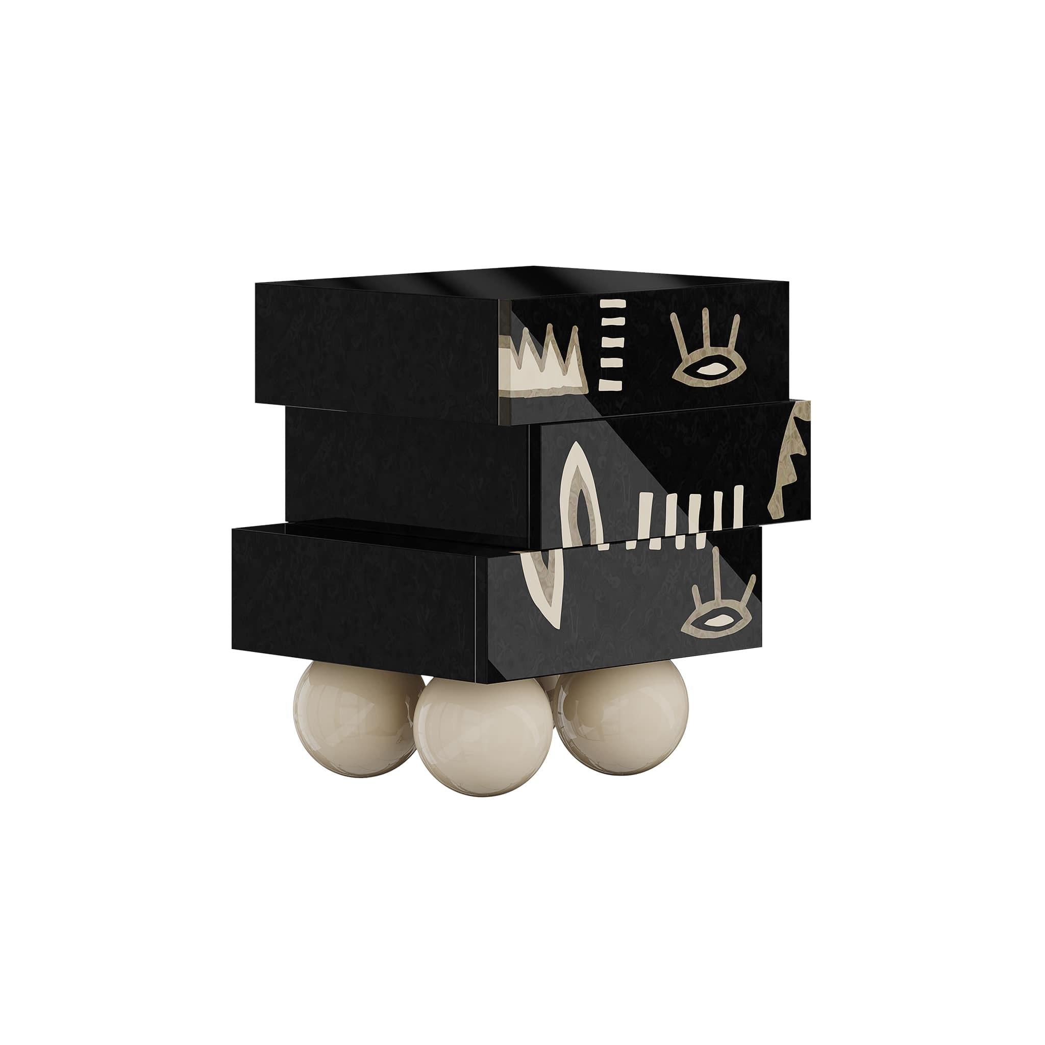 La table de chevet Tribal apporte un style design incomparable. Ce chevet moderne noir est un meuble audacieux qui rehaussera le look de toute décoration de chambre à coucher contemporaine. Sa silhouette dynamique présente trois tiroirs reposant sur