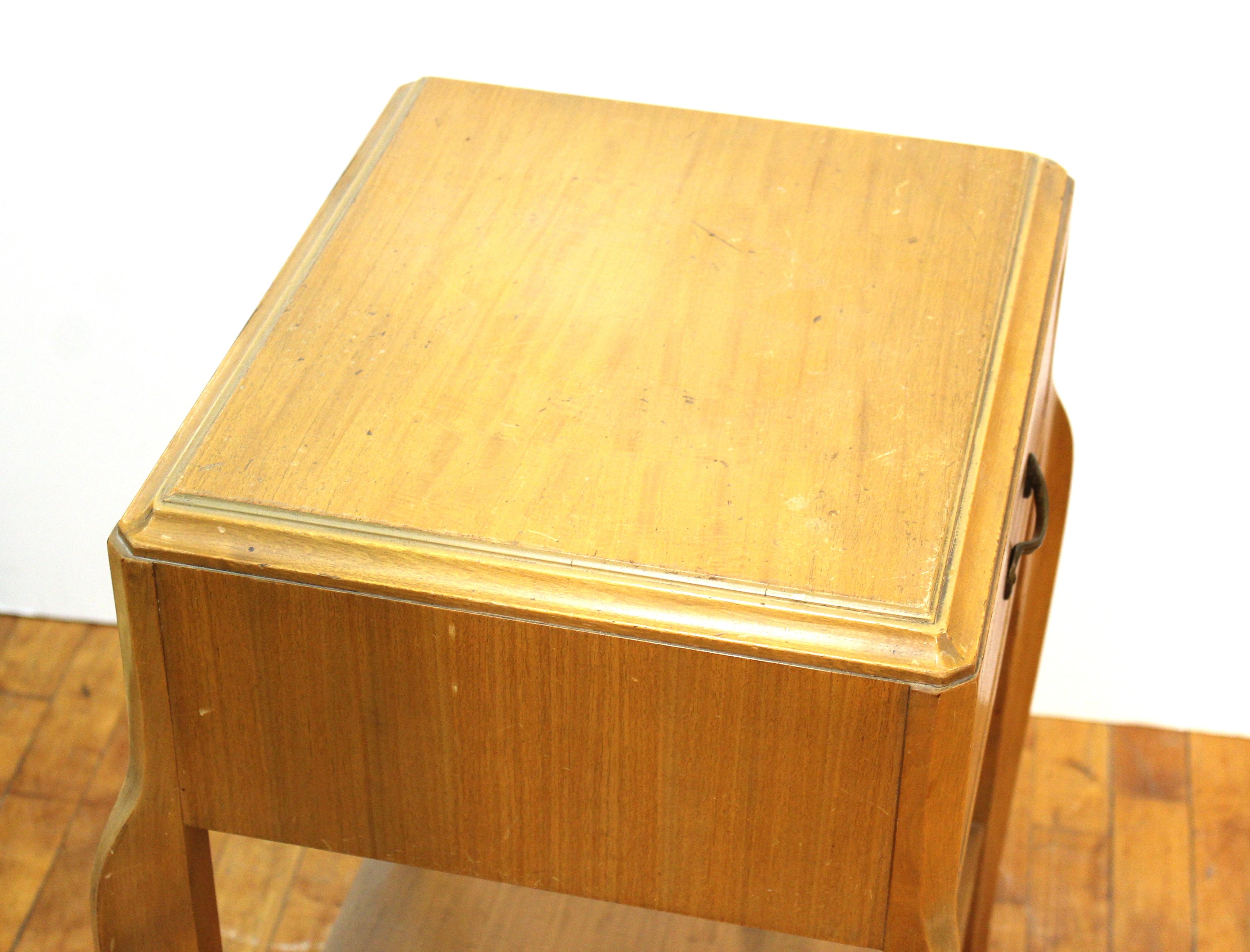 Mid-Century Modern Nightstand Table For Sale 4