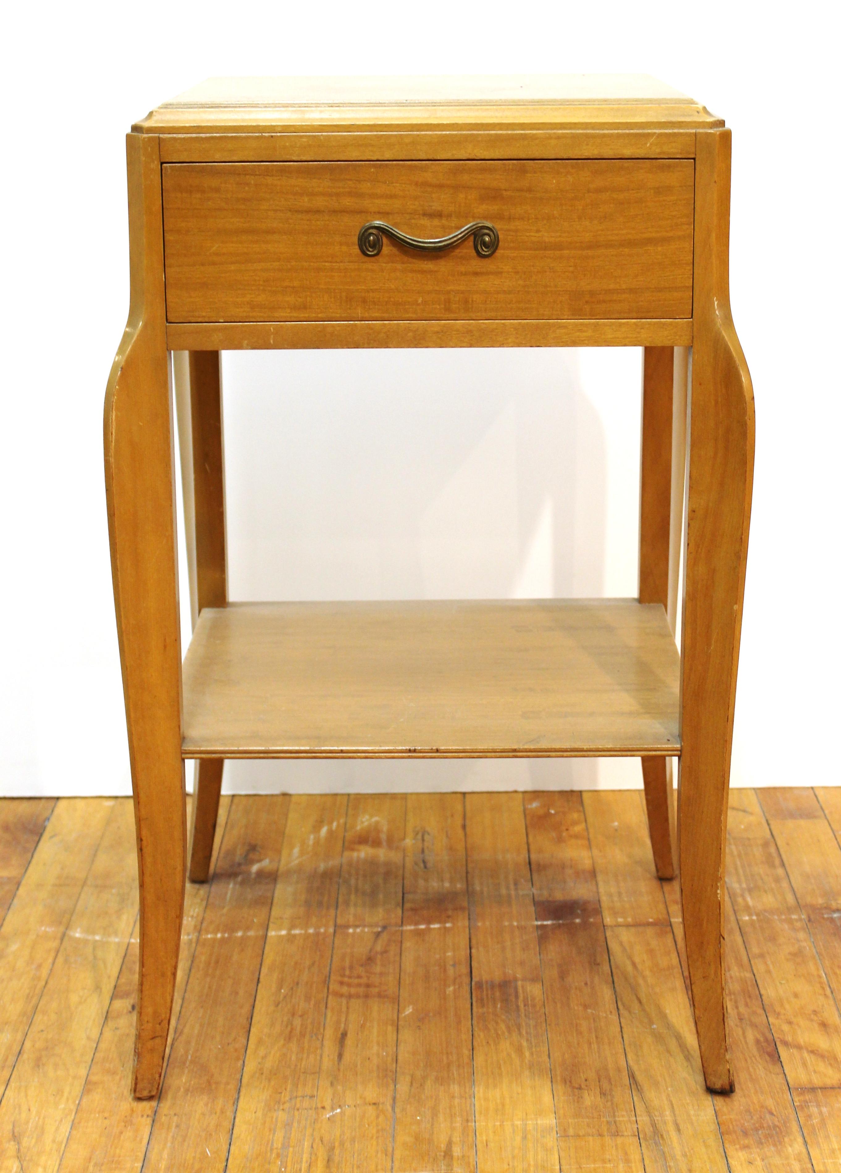 Mid-Century Modern blonde wood nightstand or end table by Northern Furniture Company. The piece has one drawer and lower shelf and is in great vintage condition. Makers plaque inside the drawer.