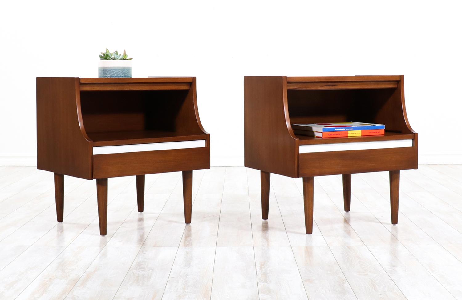 Expertly Restored - Mid-Century Modern Nightstands by American of Martinsville In Excellent Condition For Sale In Los Angeles, CA