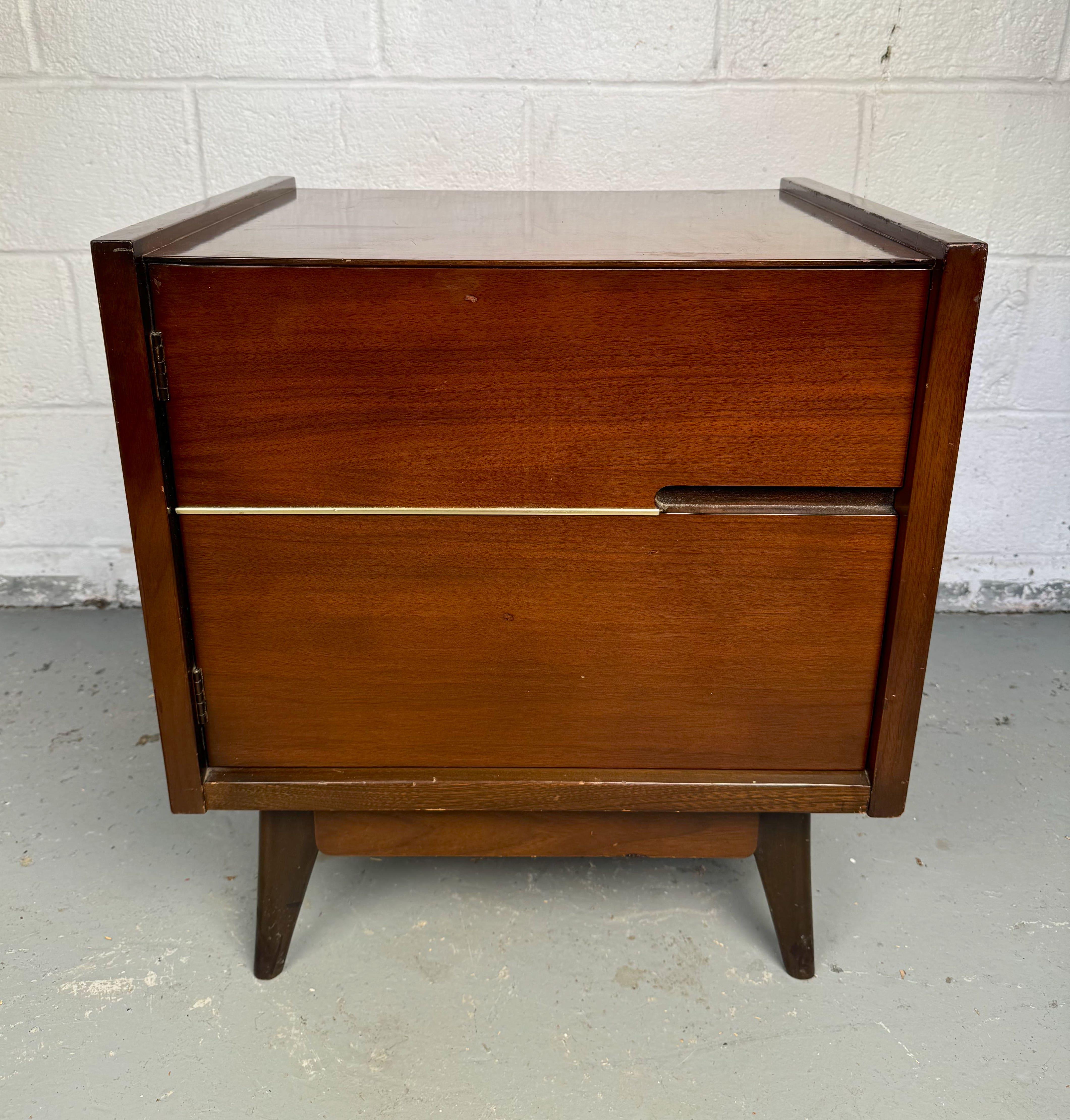 Mid-Century Modern Nightstand by Hoke Wood Products In Good Condition In Brooklyn, NY
