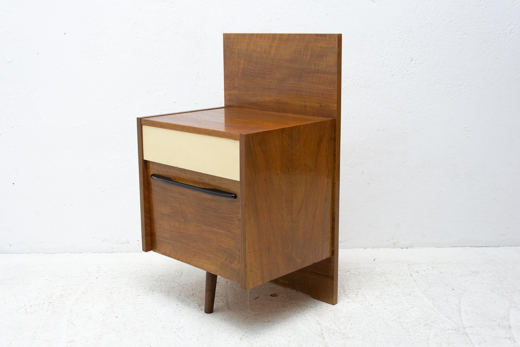 Dieser Nachttisch wurde von Mojmír Požár für UP Závody entworfen und in der ehemaligen Tschechoslowakei in den 1960er Jahren hergestellt. Nussbaum- und Buchenholz.
In gutem Vintage-Zustand, mit leichten Alters- und Gebrauchsspuren.

Höhe: 79