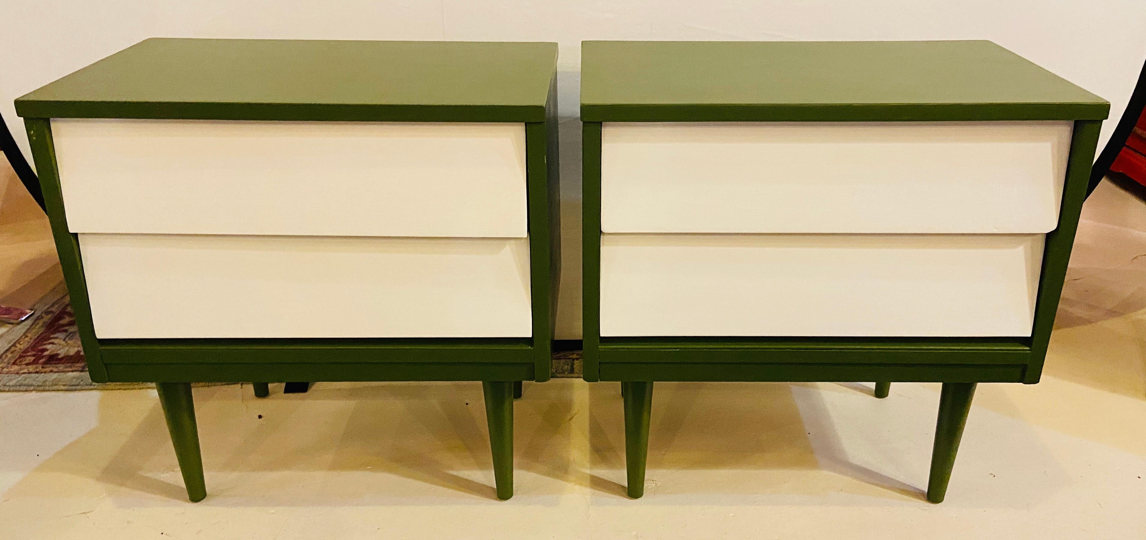 Mid-Century Modern Nightstand or Lamp Table, a Pair 4