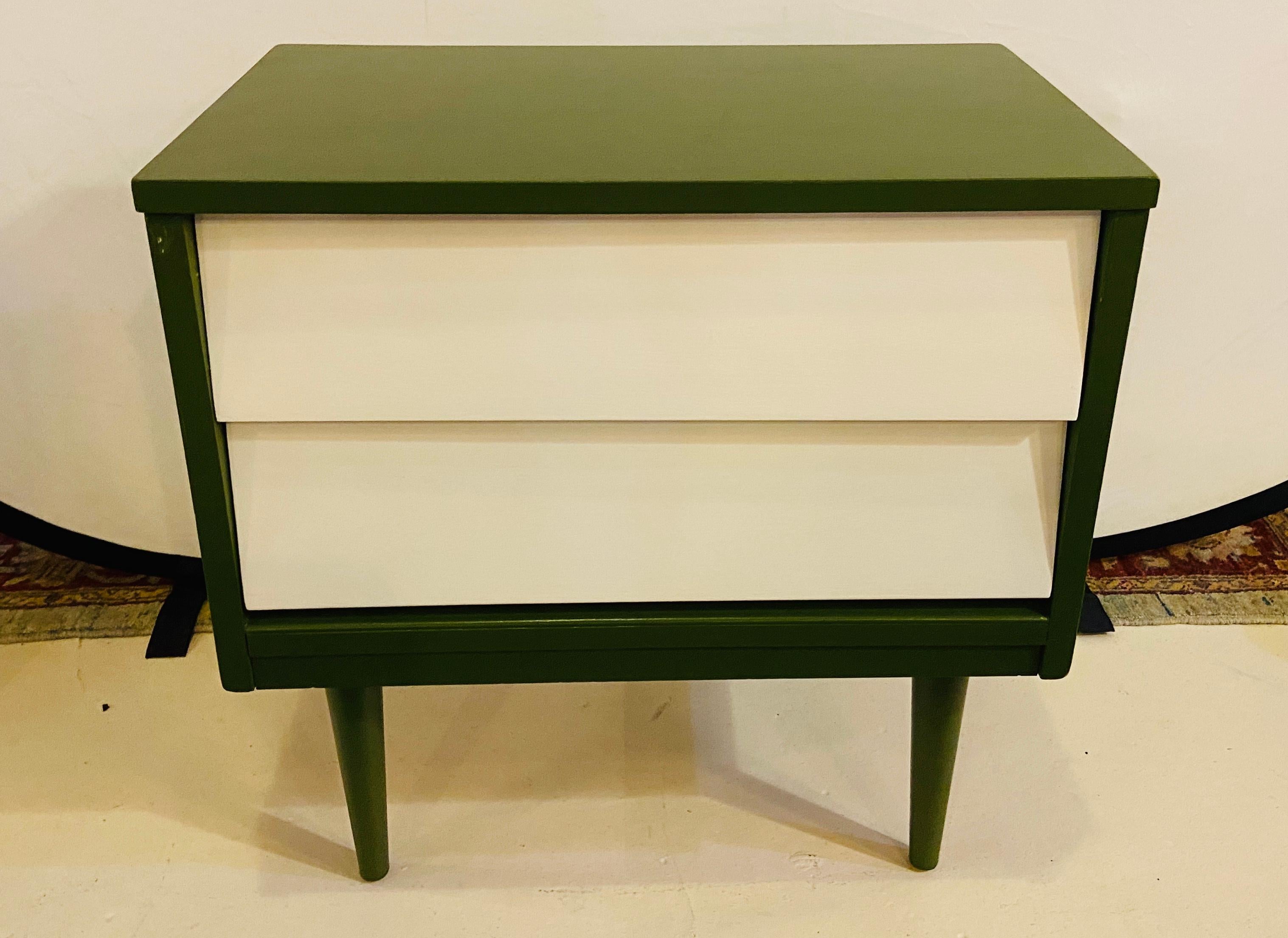 Mid-Century Modern Nightstand or Lamp Table, a Pair 5