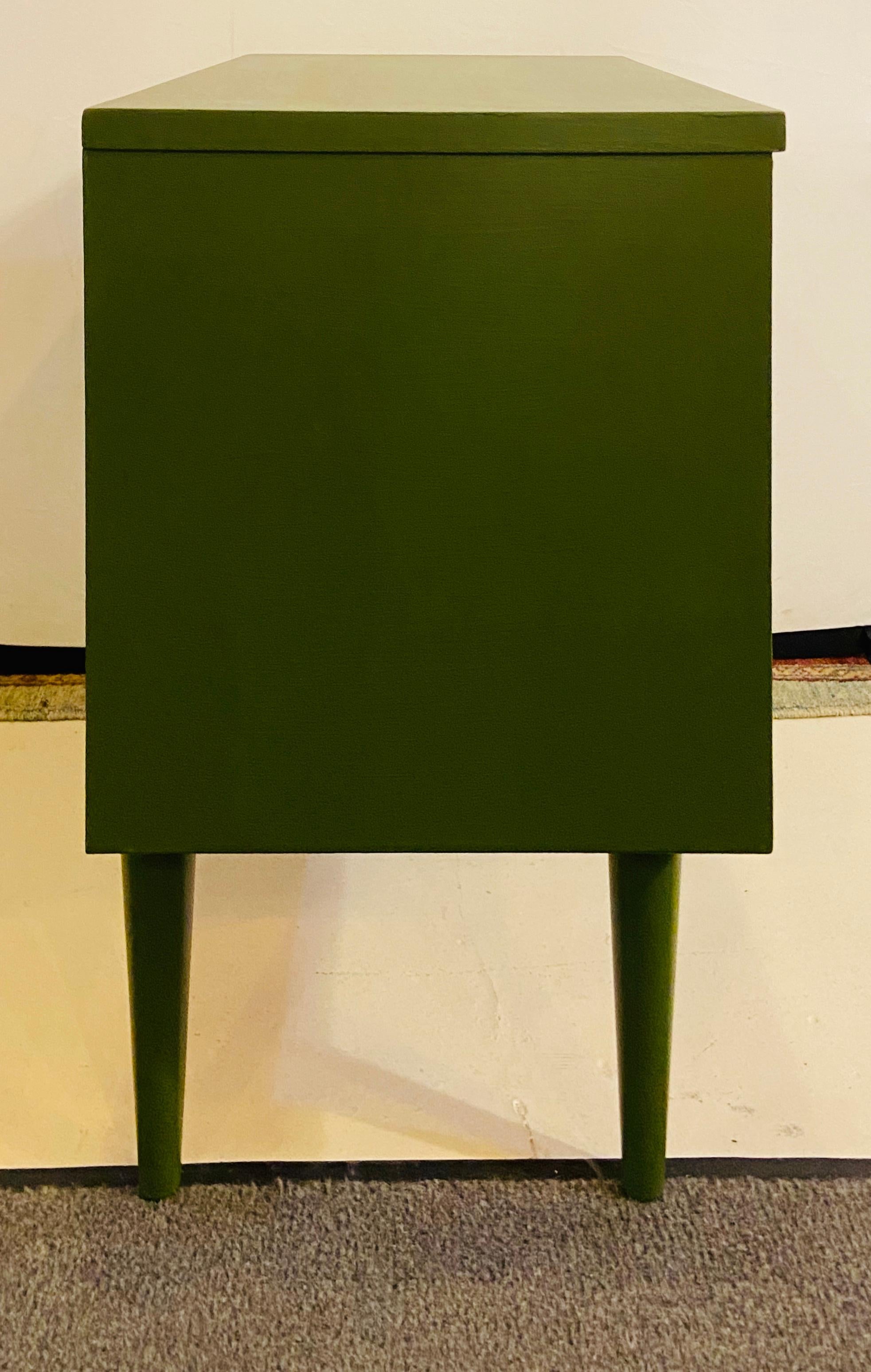 Mid-Century Modern Nightstand or Lamp Table, a Pair 7